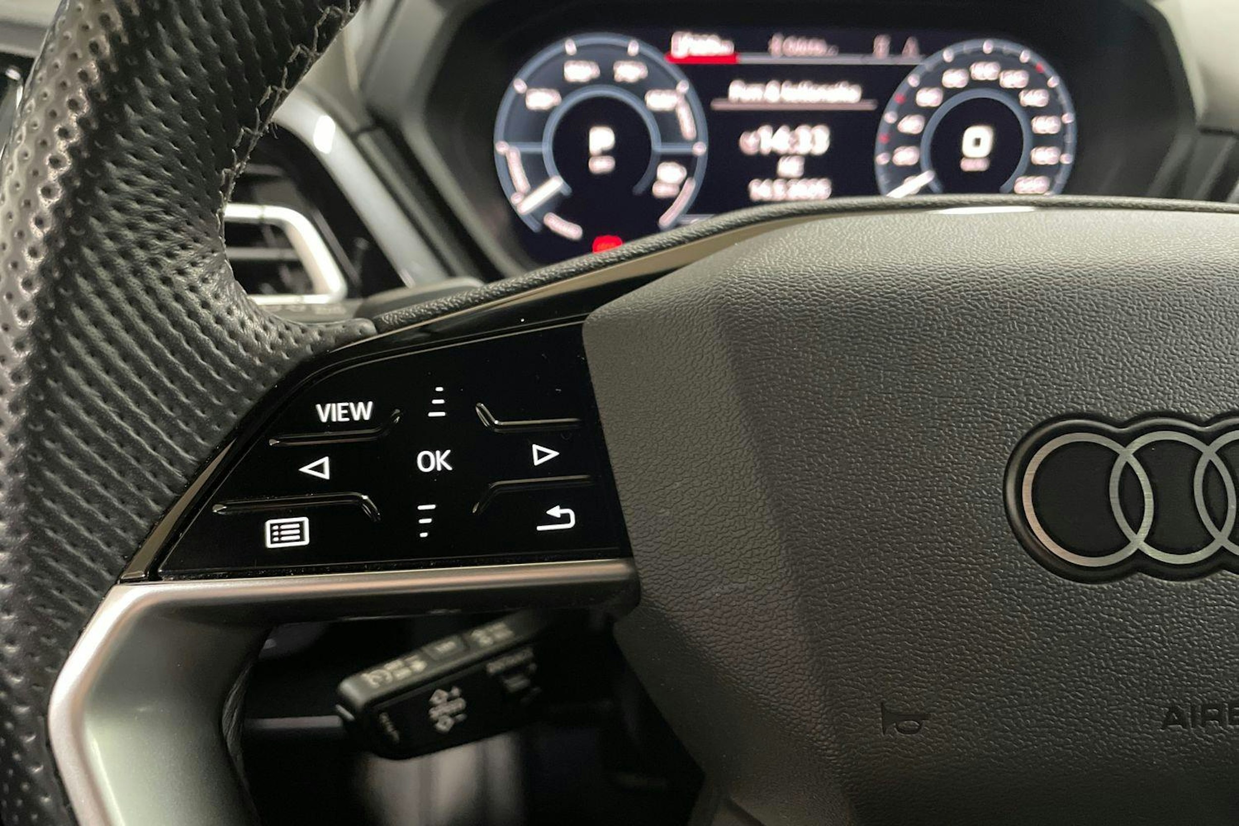 harmaa Audi Q4 e-tron 2022 kuva 15.