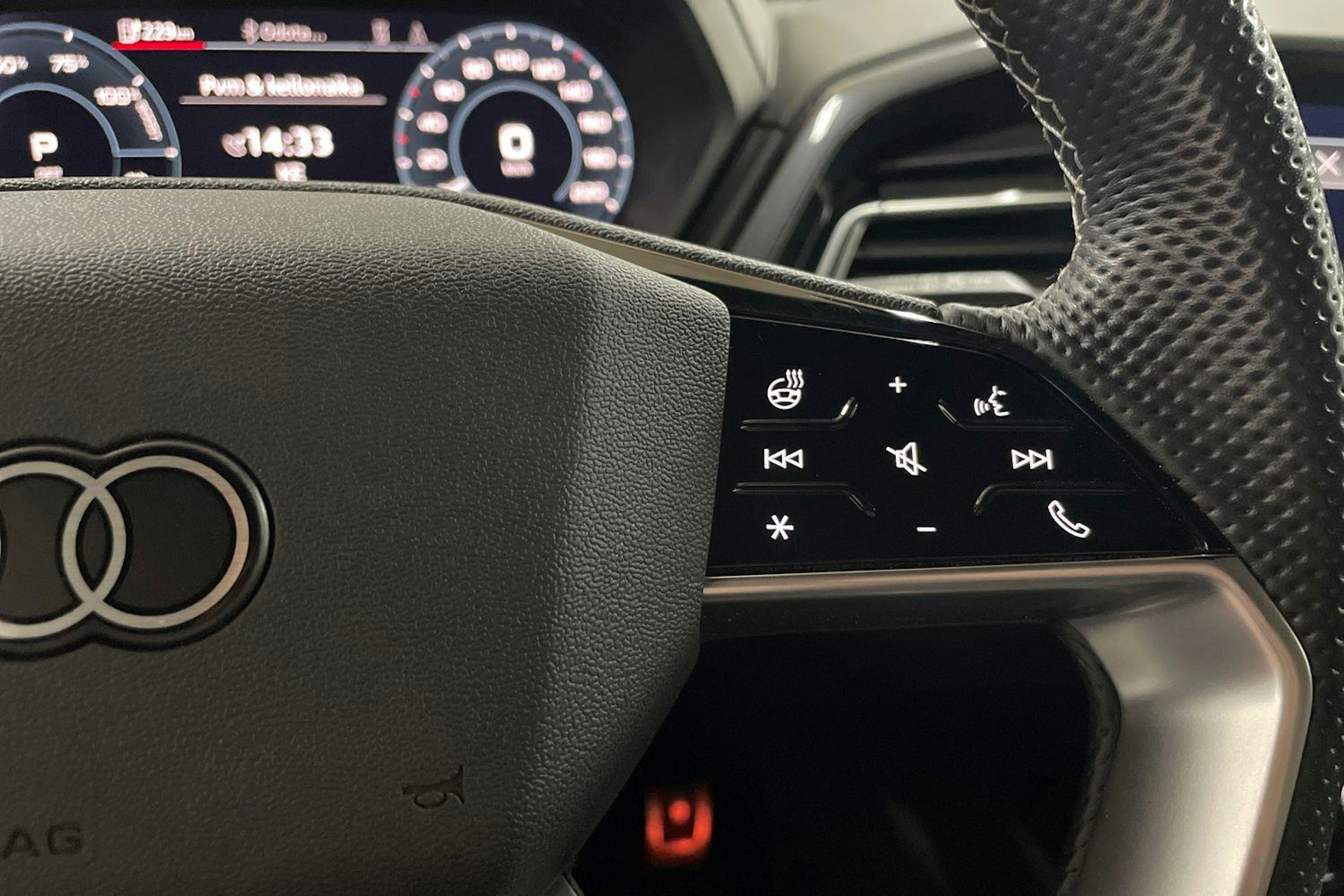harmaa Audi Q4 e-tron 2022 kuva 16.