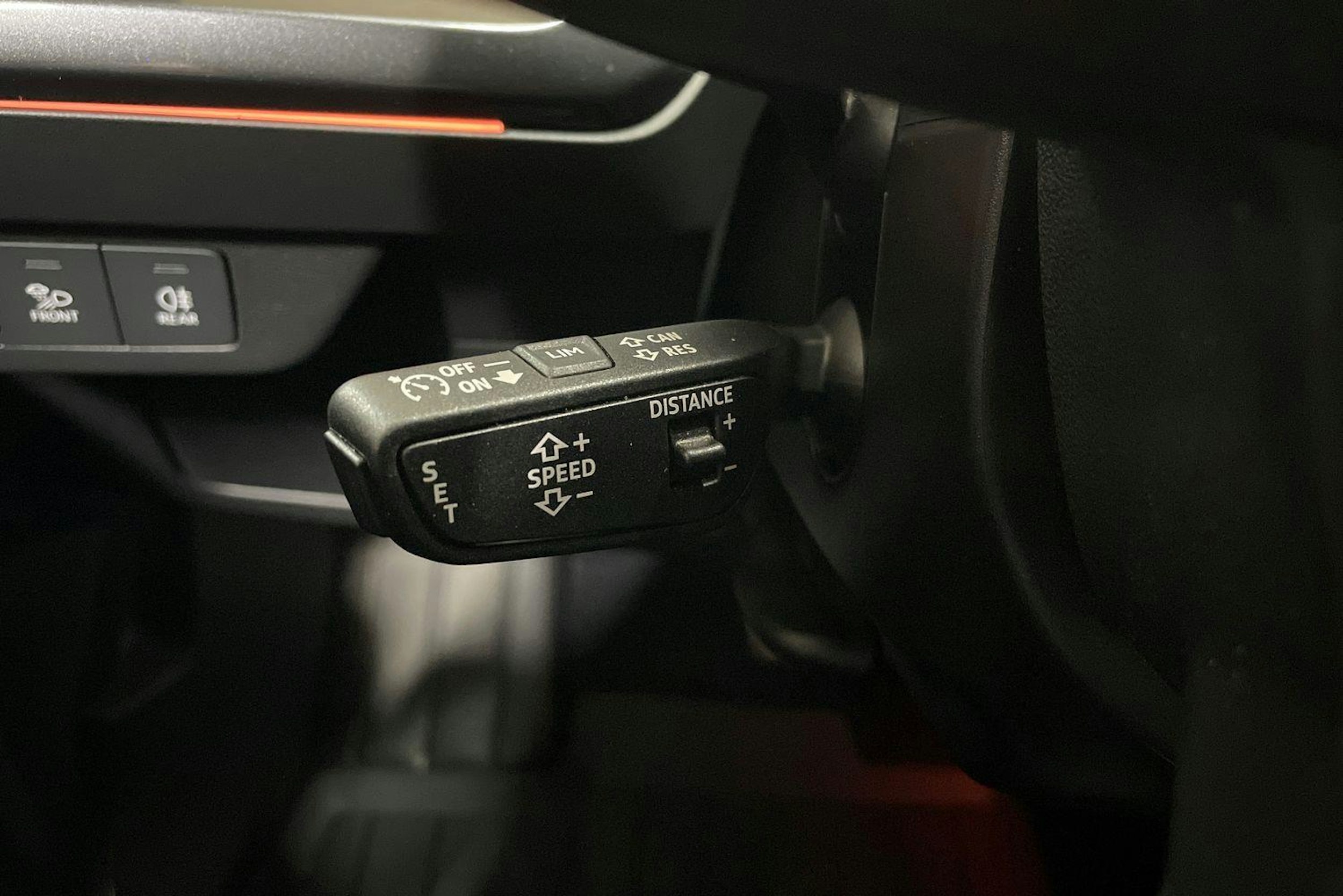harmaa Audi Q4 e-tron 2022 kuva 17.