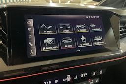 harmaa Audi Q4 e-tron 2022 kuva 19.