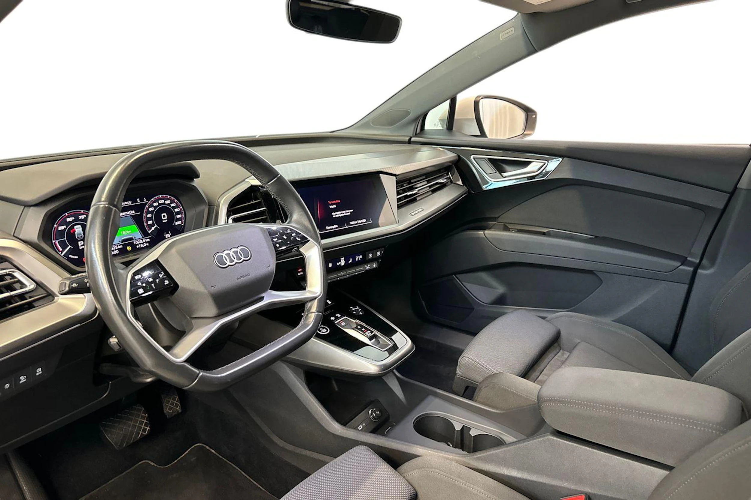 valkoinen Audi Q4 e-tron 2022 kuva 6.