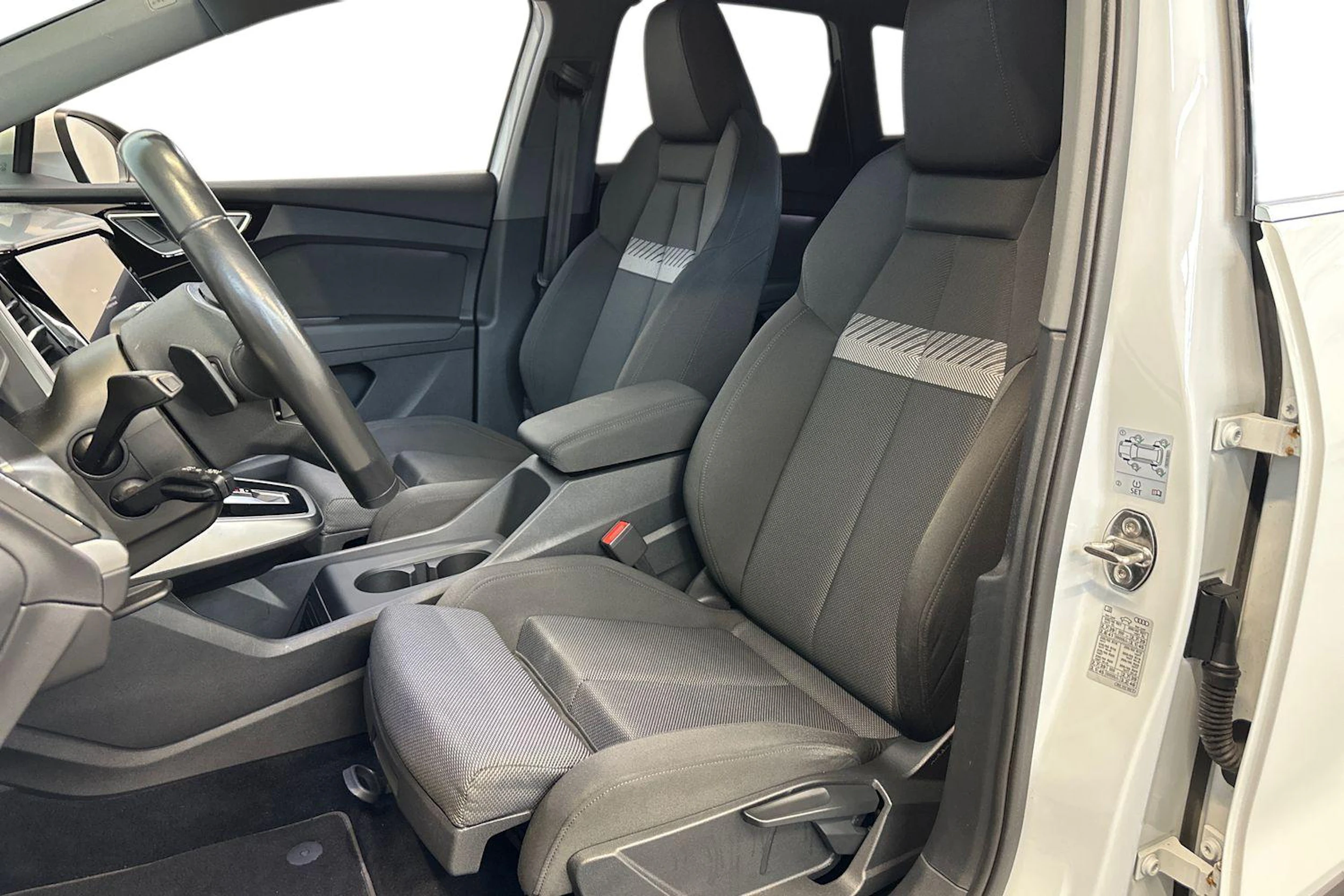 valkoinen Audi Q4 e-tron 2022 kuva 7.