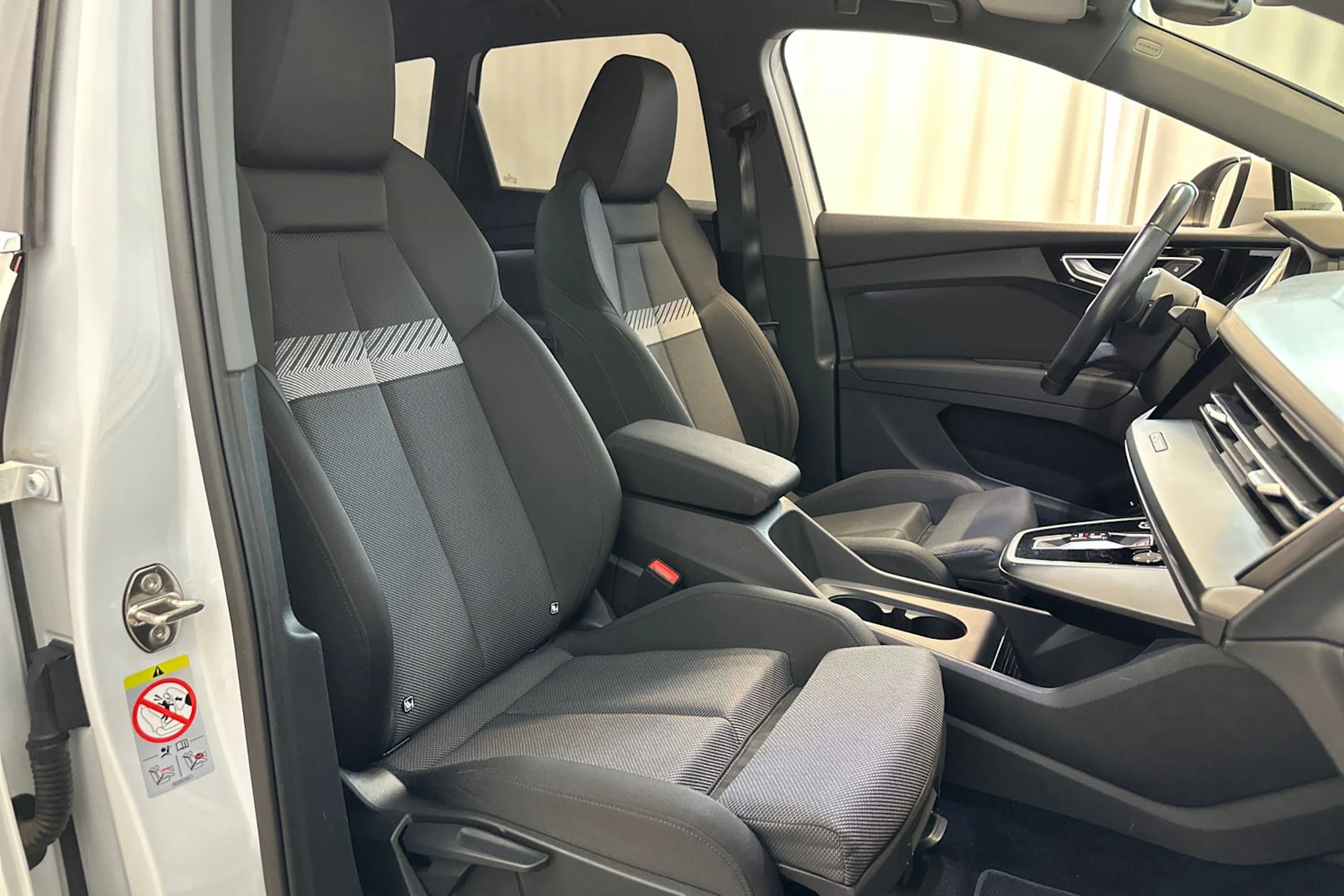 valkoinen Audi Q4 e-tron 2022 kuva 11.