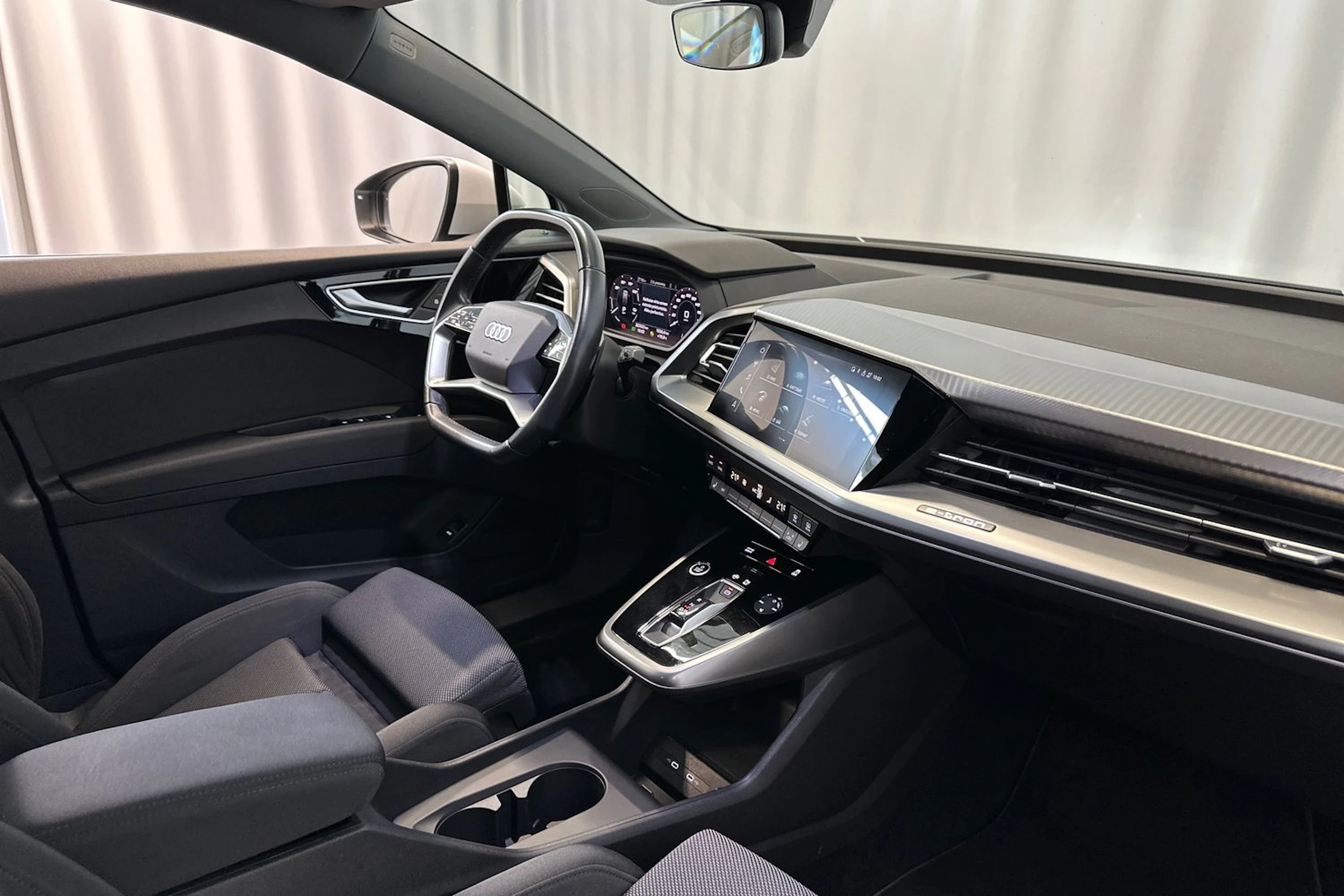 valkoinen Audi Q4 e-tron 2022 kuva 12.
