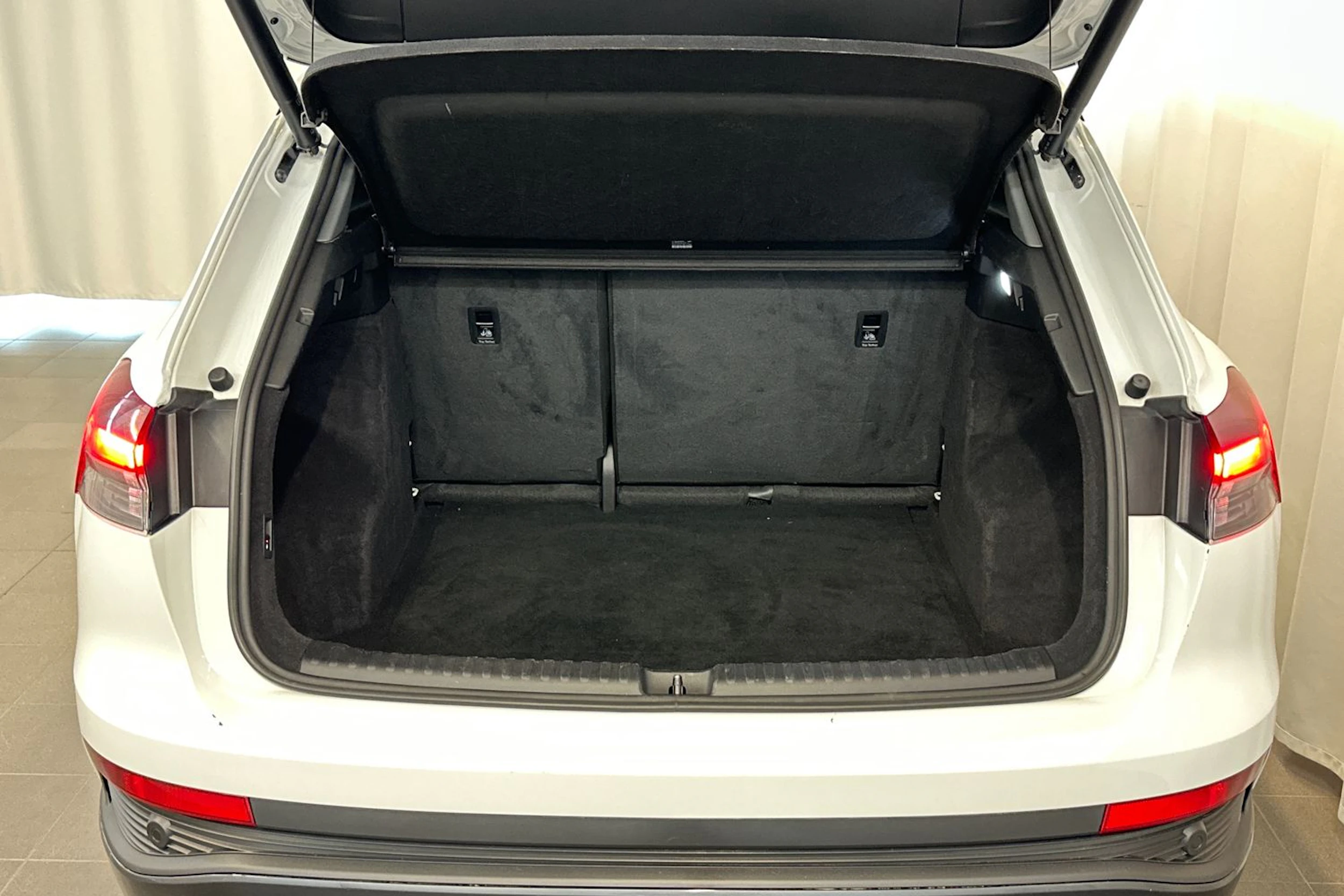valkoinen Audi Q4 e-tron 2022 kuva 13.