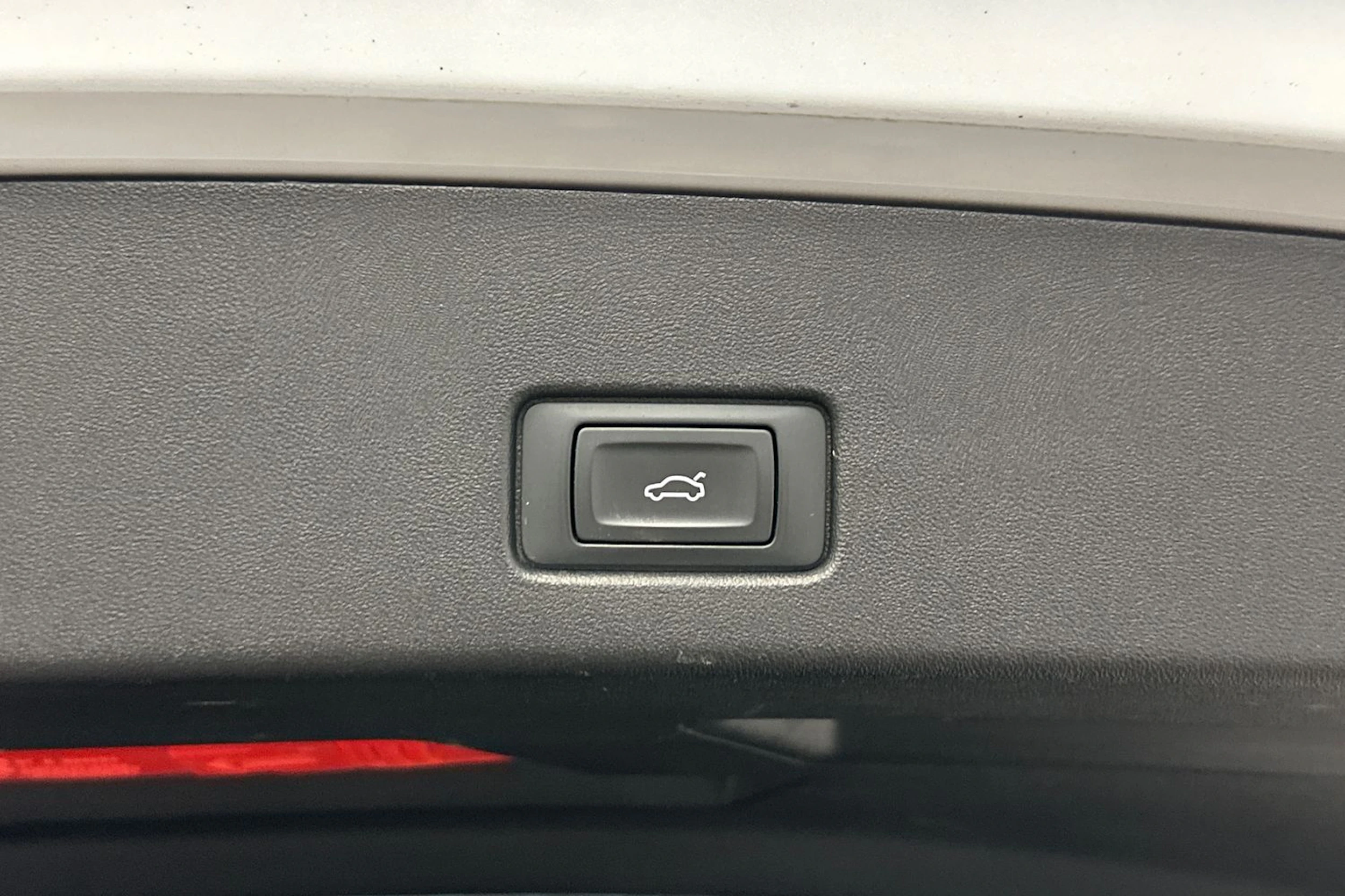 valkoinen Audi Q4 e-tron 2022 kuva 14.
