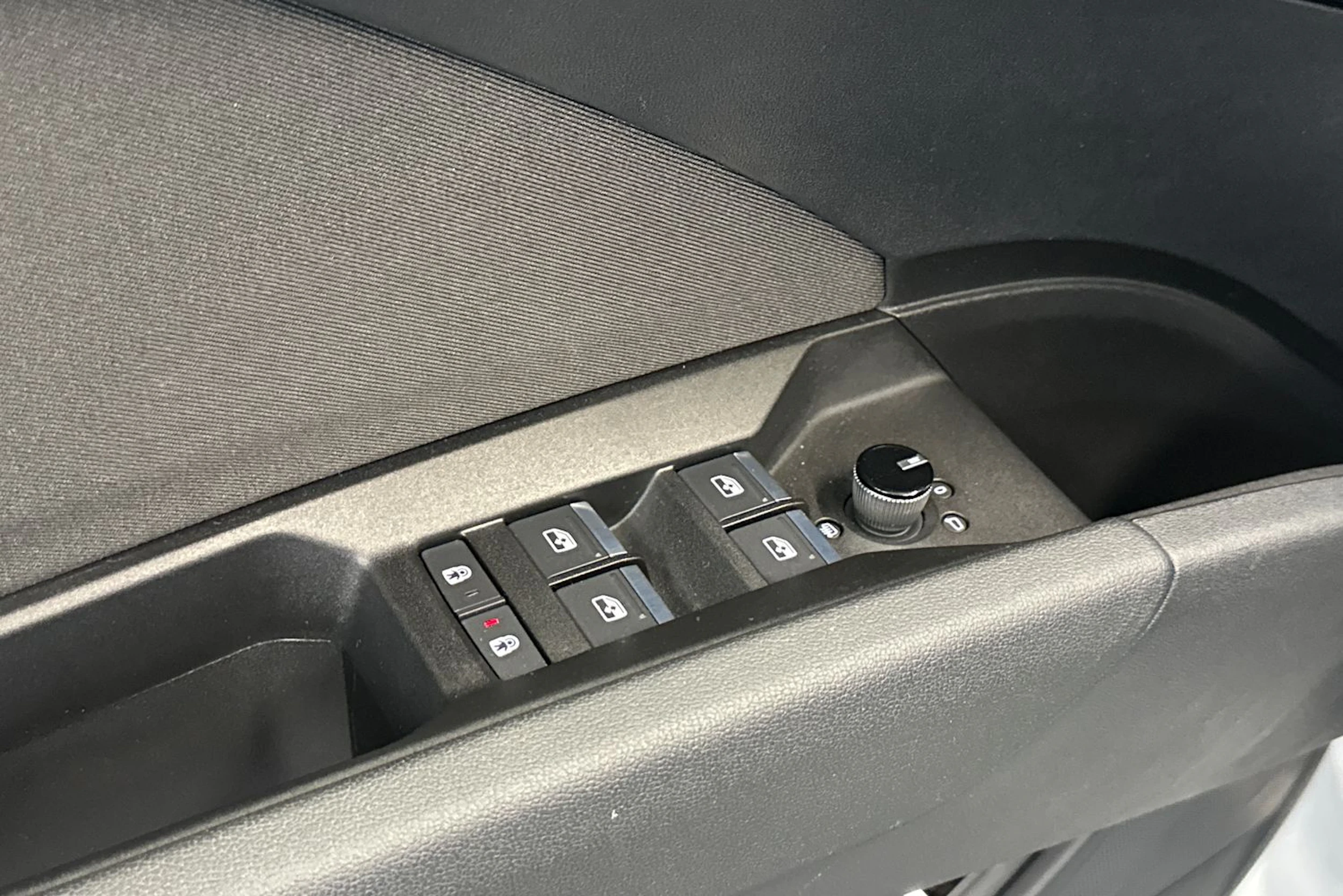 valkoinen Audi Q4 e-tron 2022 kuva 17.