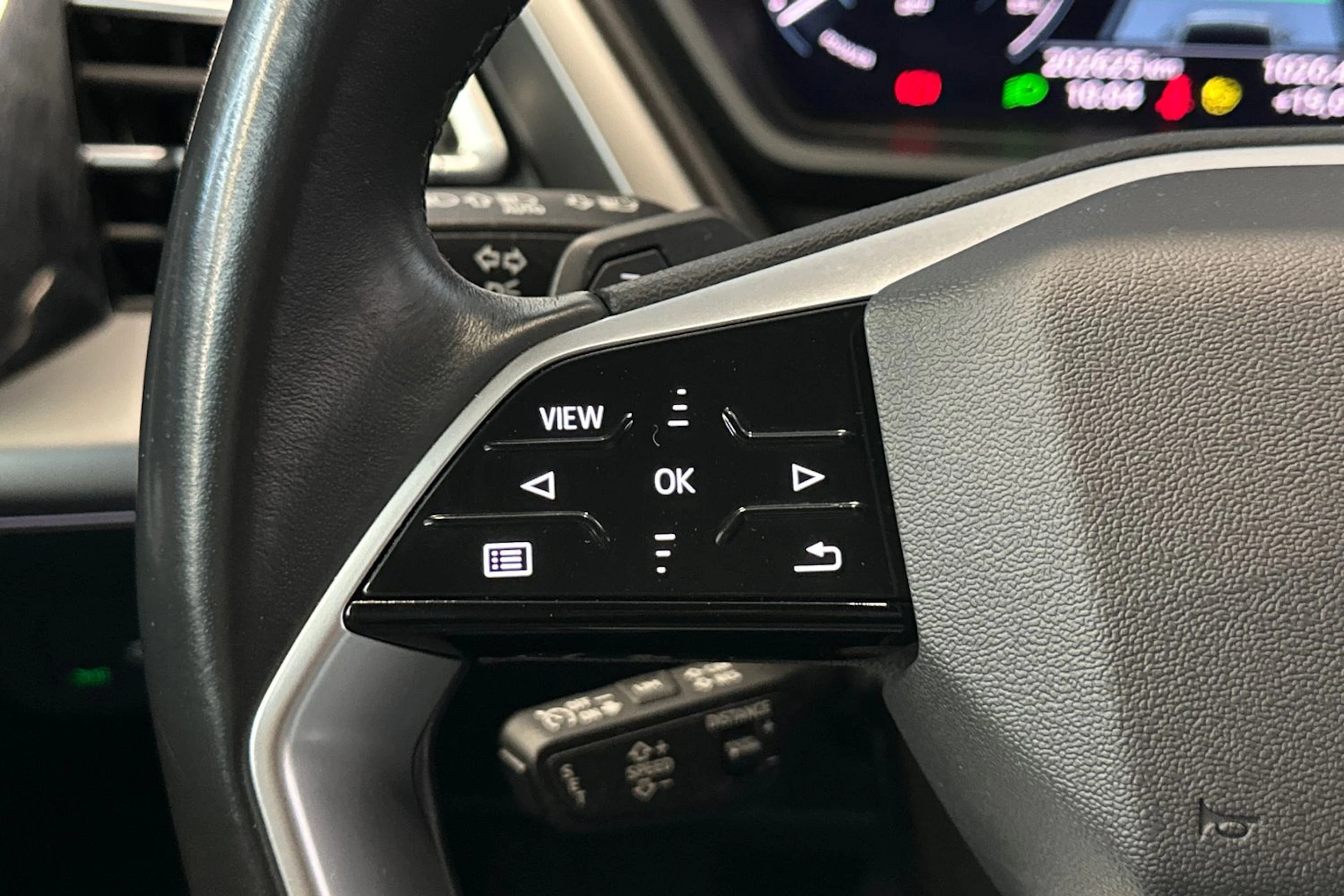 valkoinen Audi Q4 e-tron 2022 kuva 19.