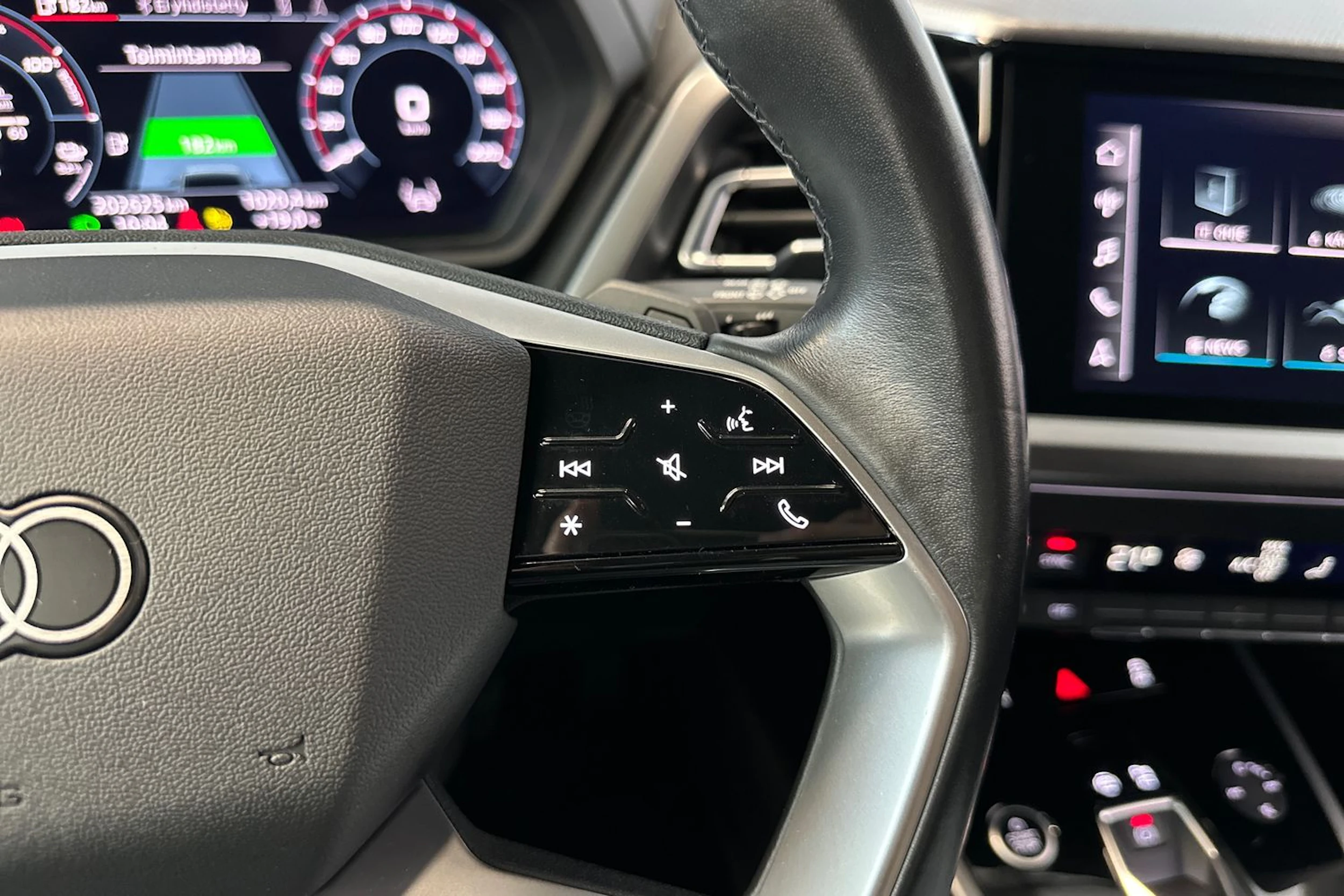 valkoinen Audi Q4 e-tron 2022 kuva 20.