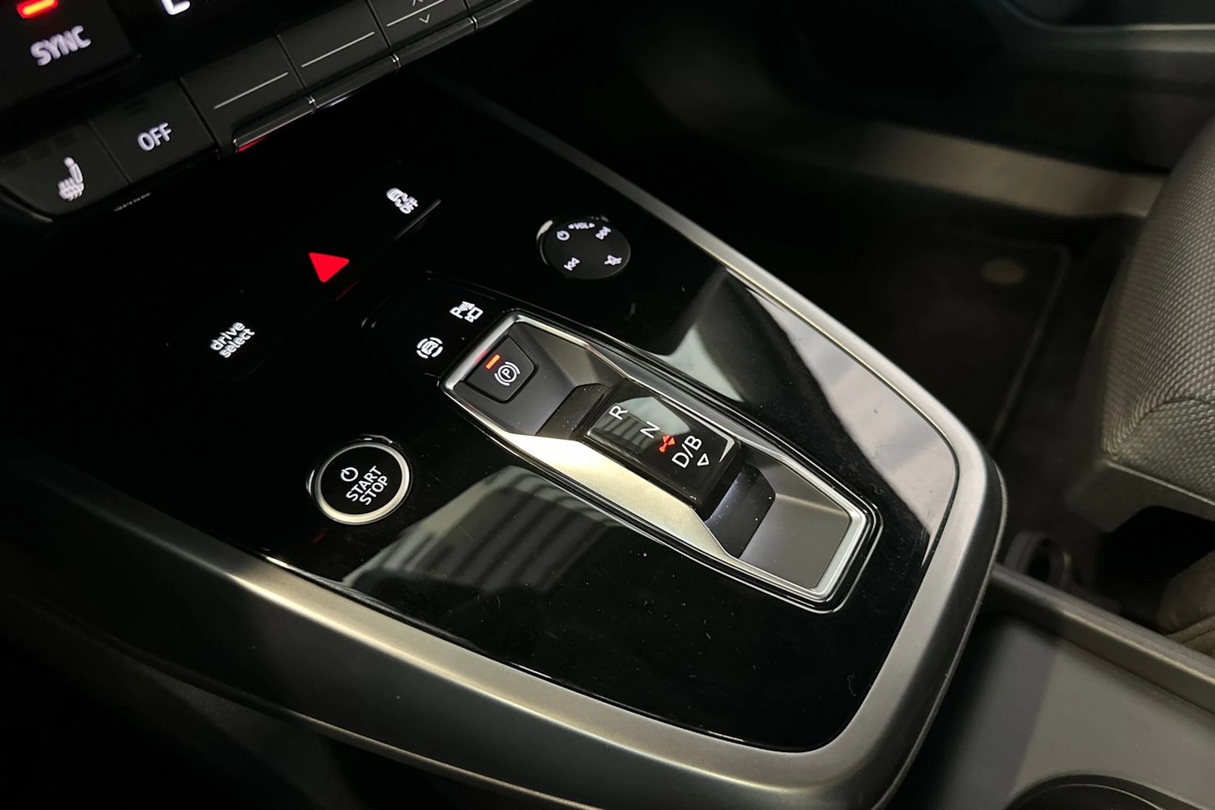 valkoinen Audi Q4 e-tron 2022 kuva 23.