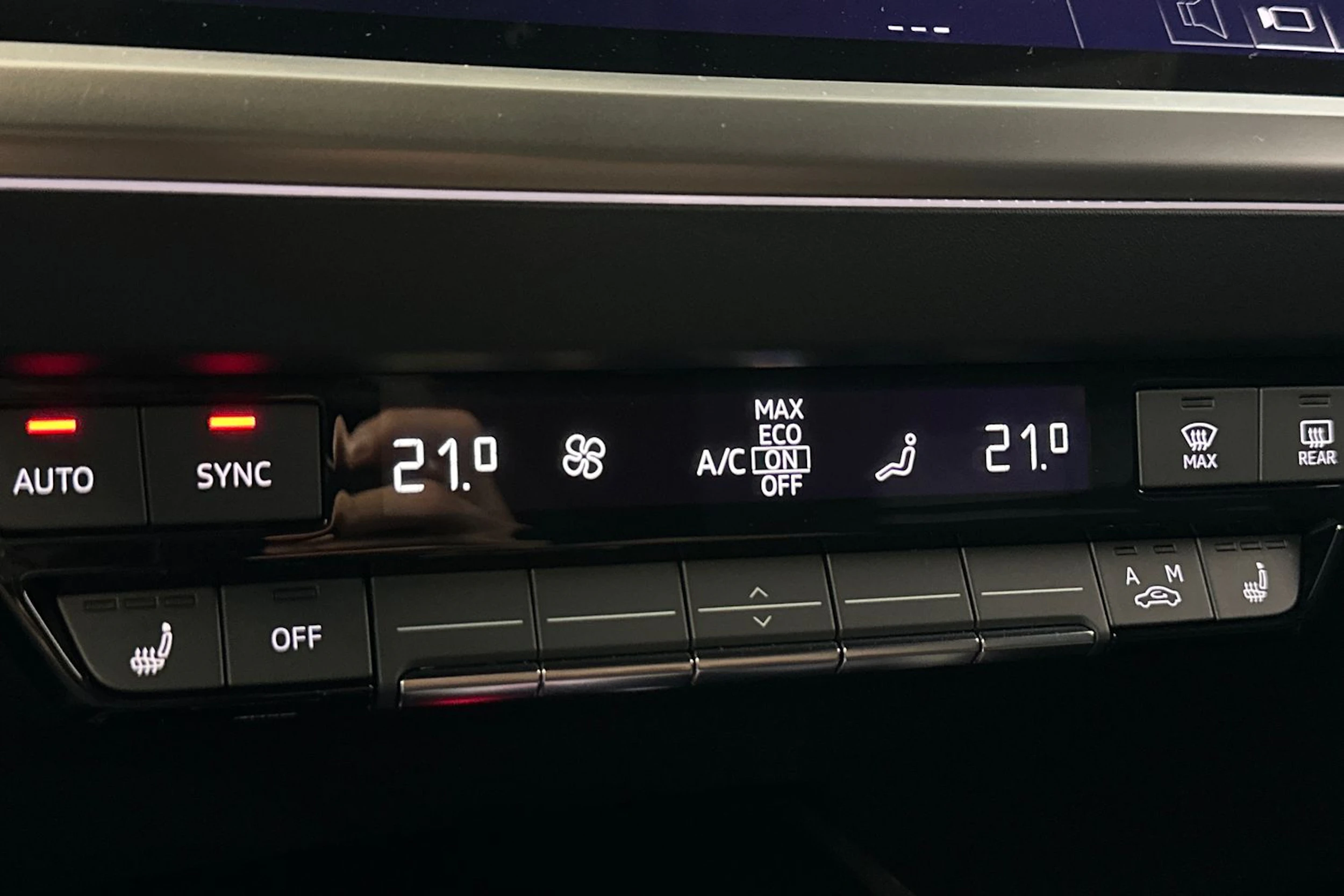 valkoinen Audi Q4 e-tron 2022 kuva 24.