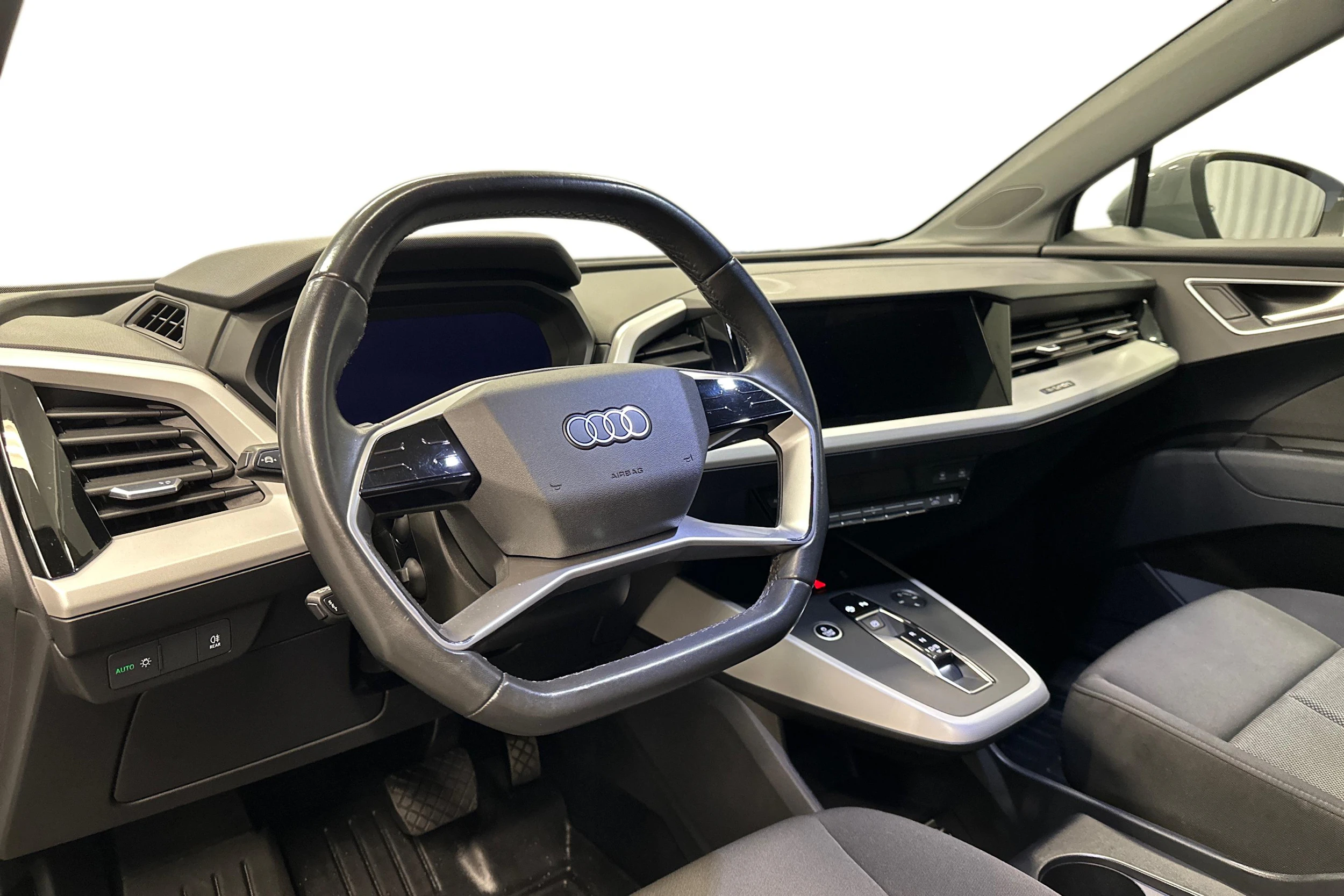 harmaa Audi Q4 e-tron 2022 kuva 6.