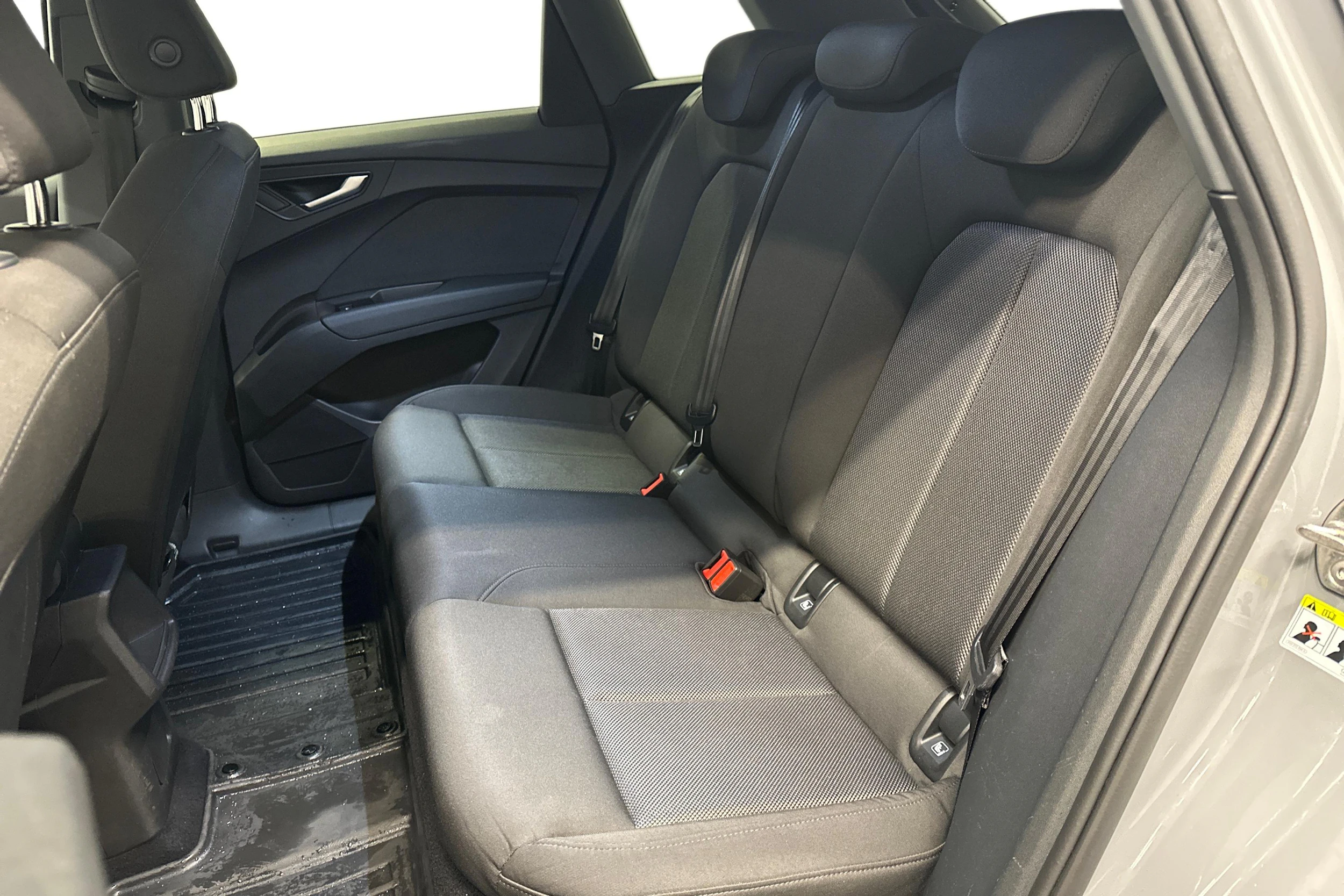 harmaa Audi Q4 e-tron 2022 kuva 8.