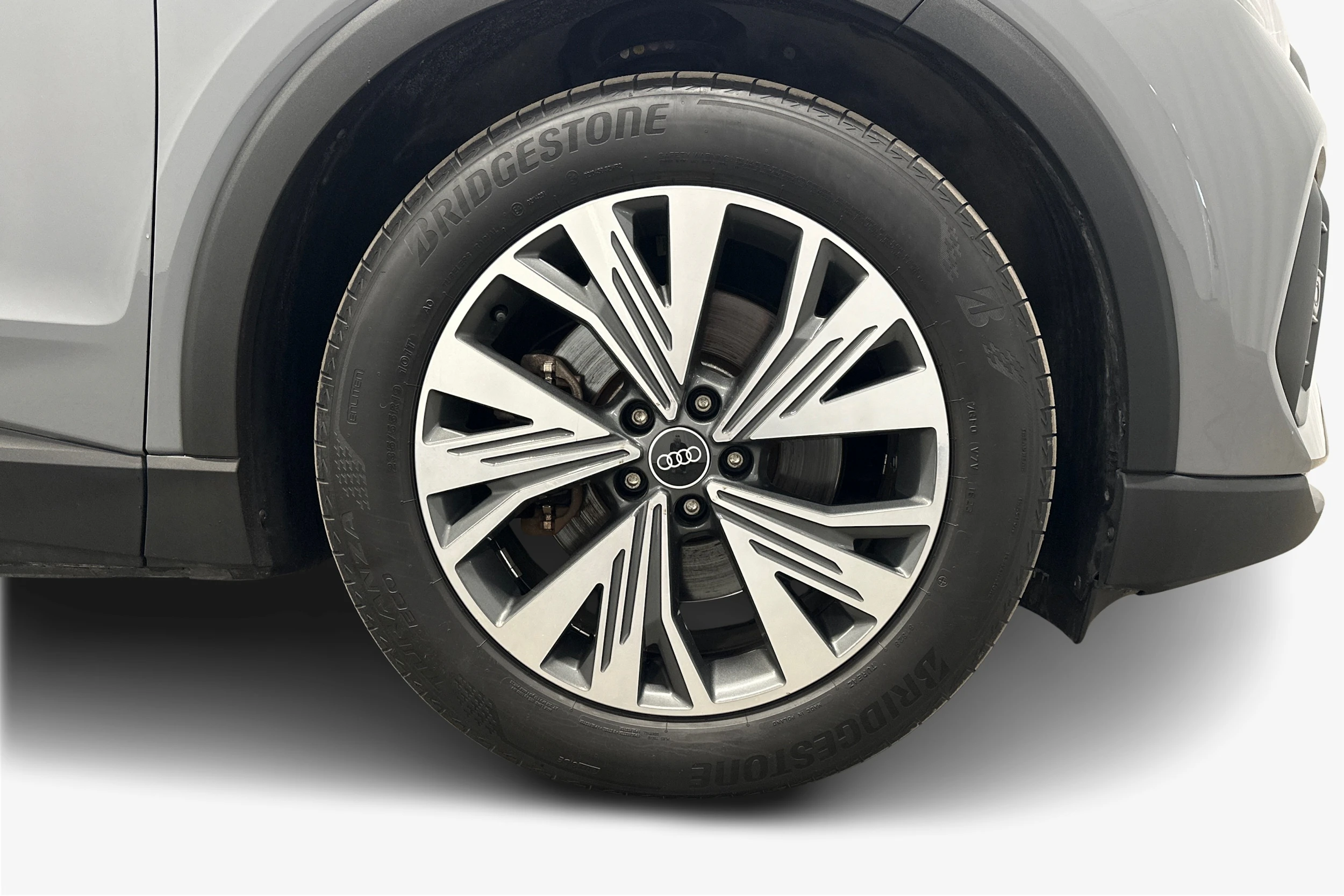 harmaa Audi Q4 e-tron 2022 kuva 9.