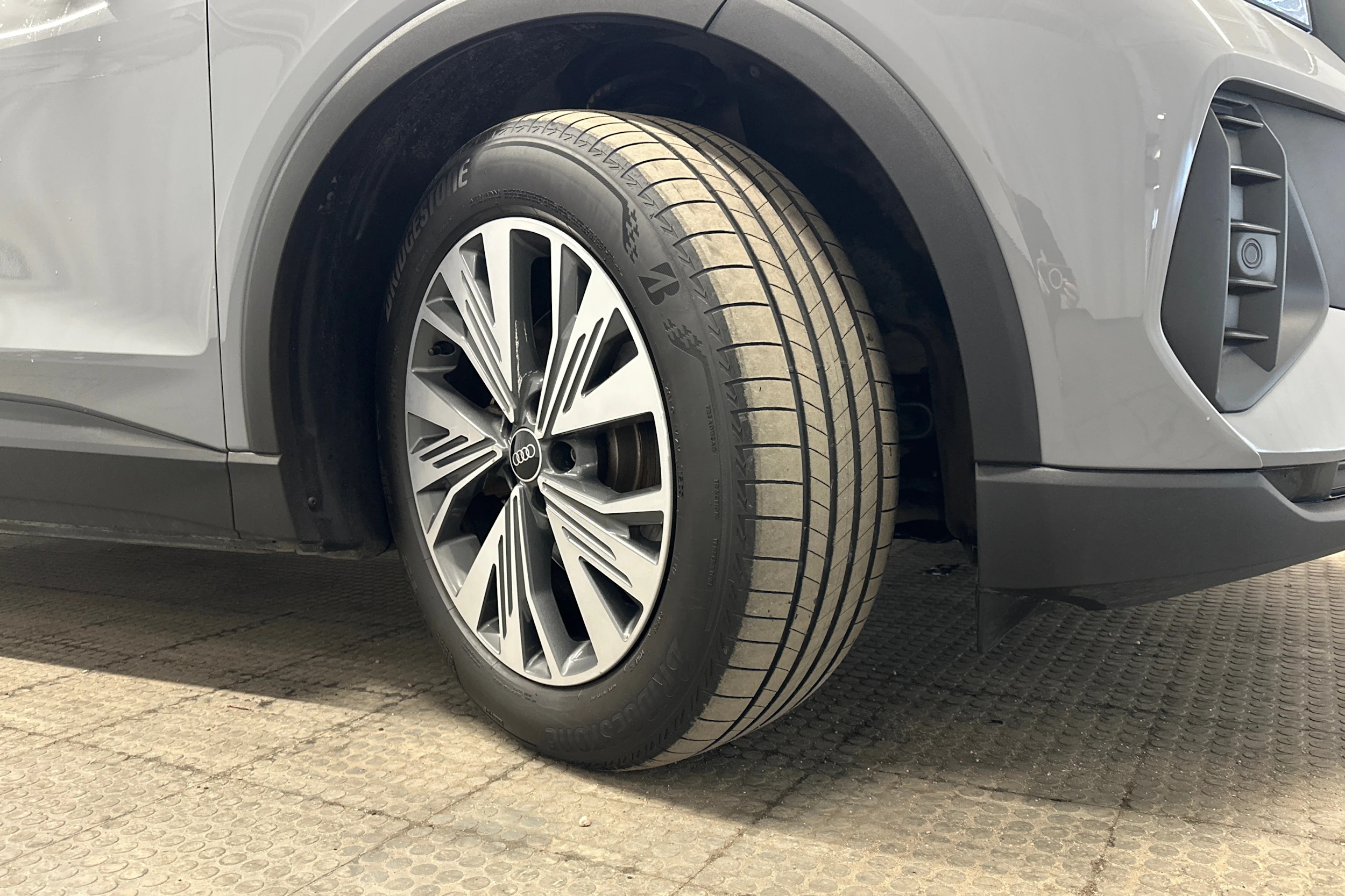 harmaa Audi Q4 e-tron 2022 kuva 10.