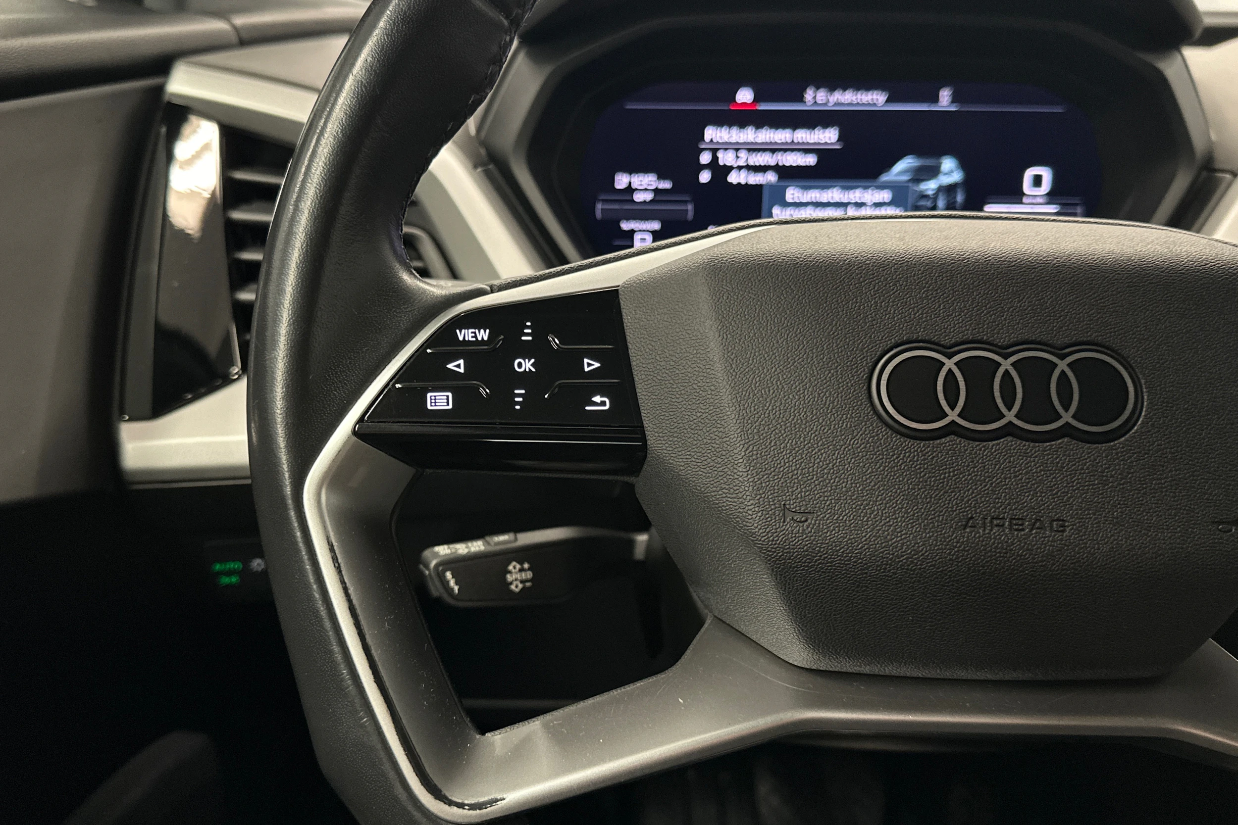 harmaa Audi Q4 e-tron 2022 kuva 11.