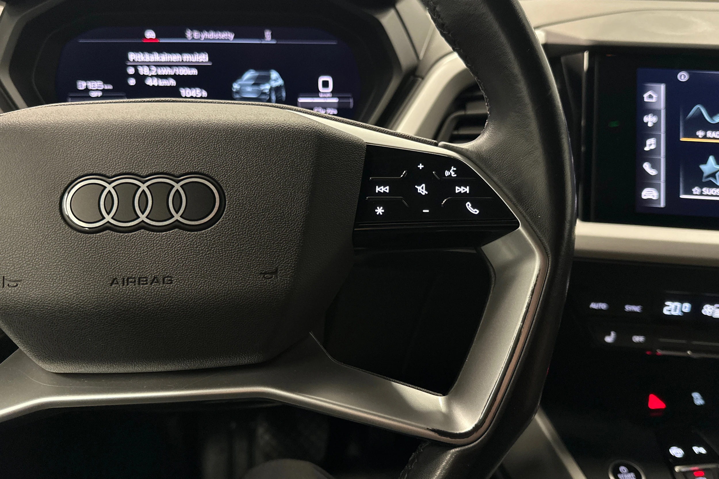 harmaa Audi Q4 e-tron 2022 kuva 12.