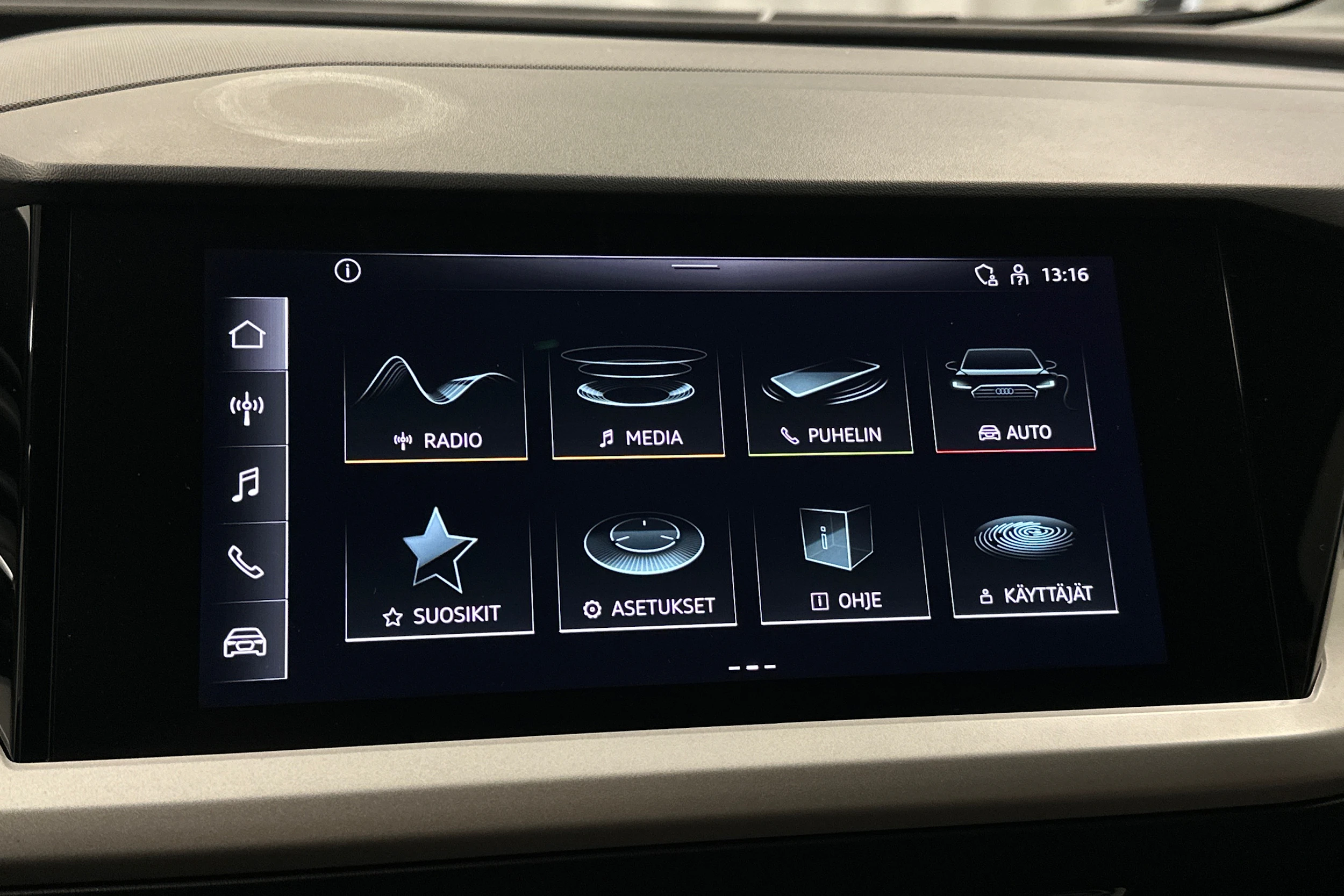 harmaa Audi Q4 e-tron 2022 kuva 17.