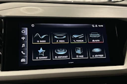 harmaa Audi Q4 e-tron 2022 kuva 17.