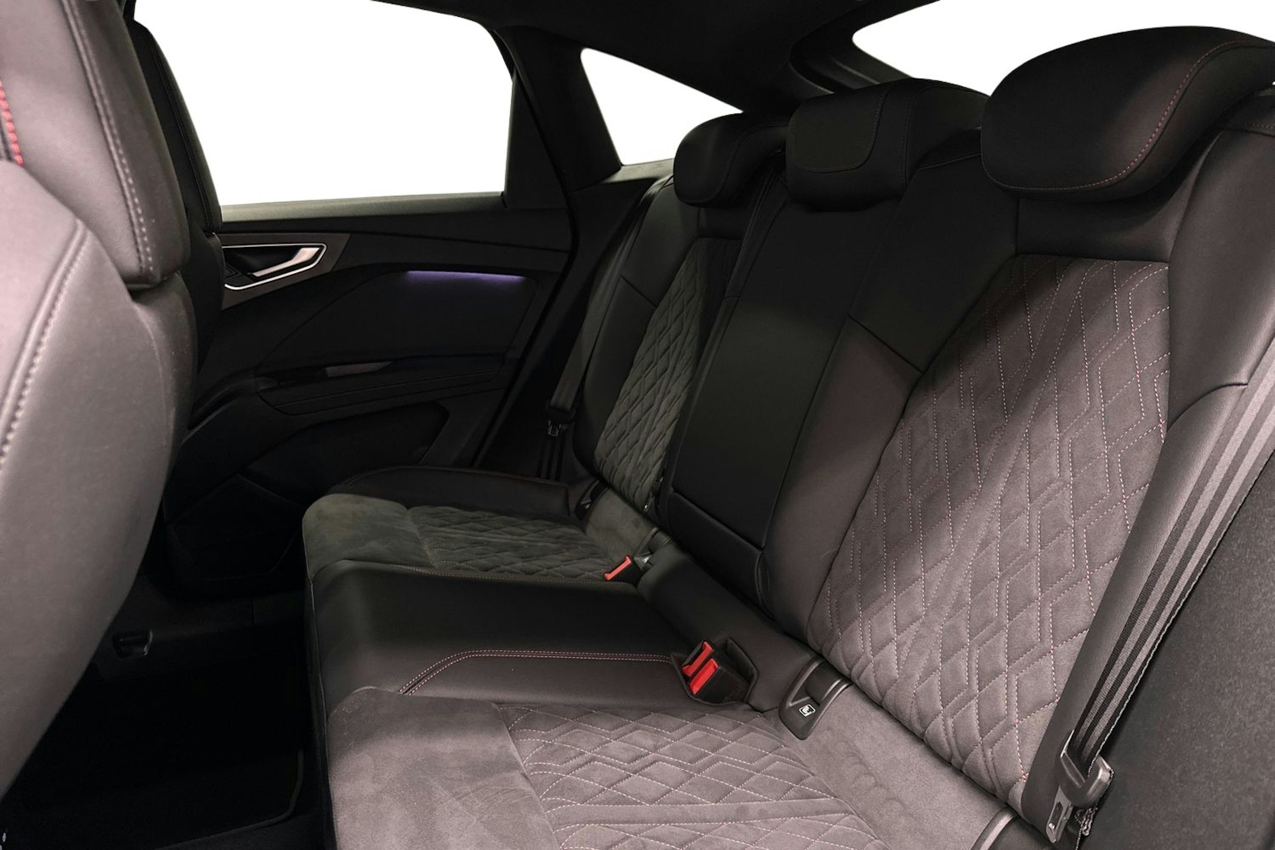violetti Audi Q4 e-tron 2022 kuva 10.
