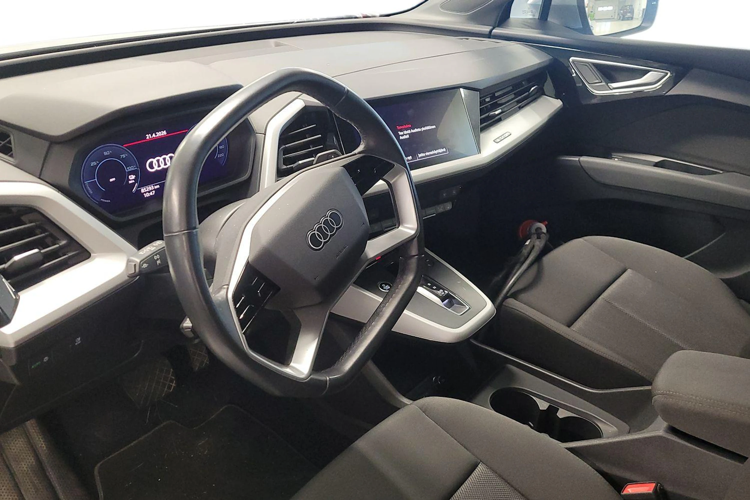 Harmaa Audi Q4 e-tron 2022 kuva 3.