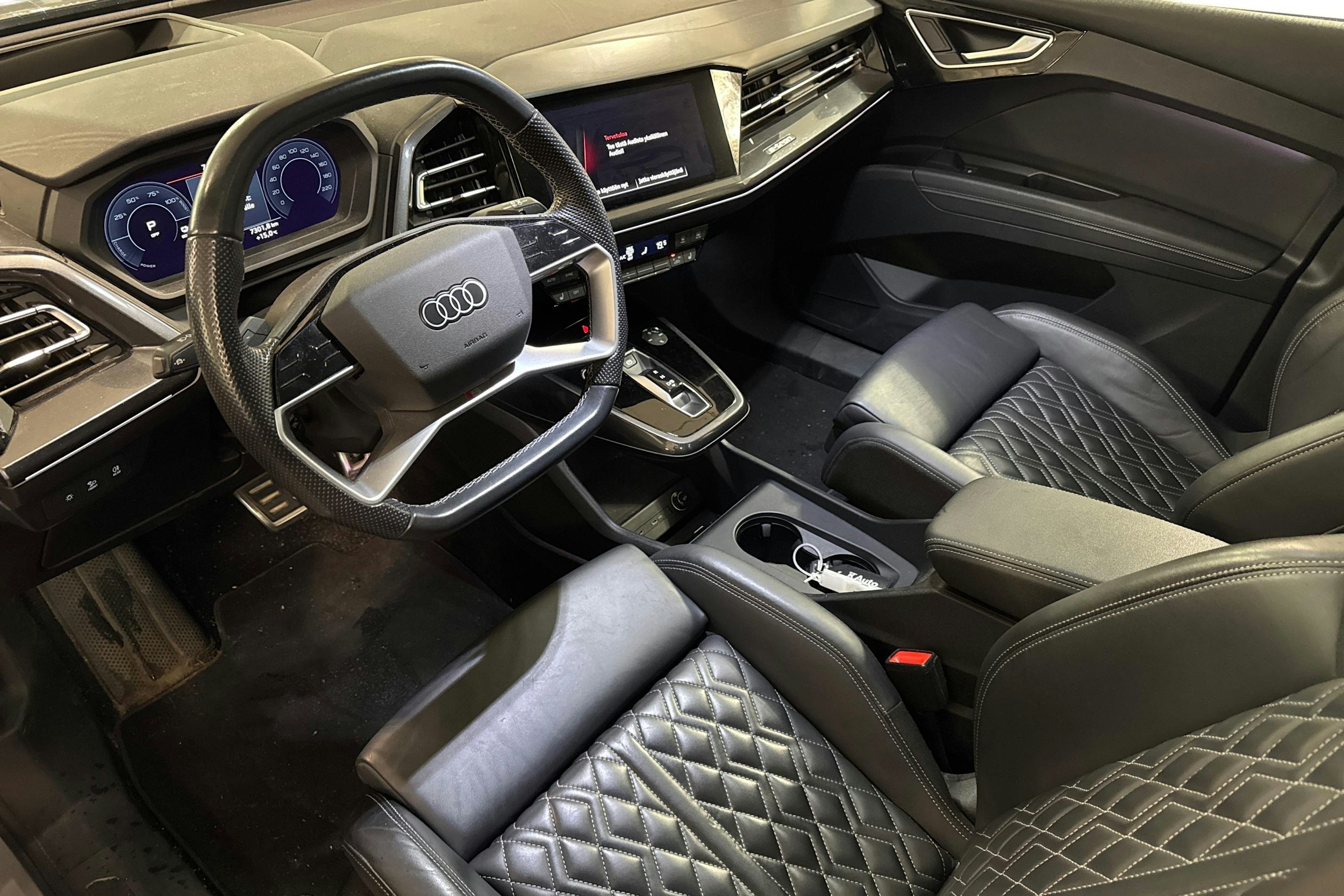 Harmaa Audi Q4 e-tron 2022 kuva 3.