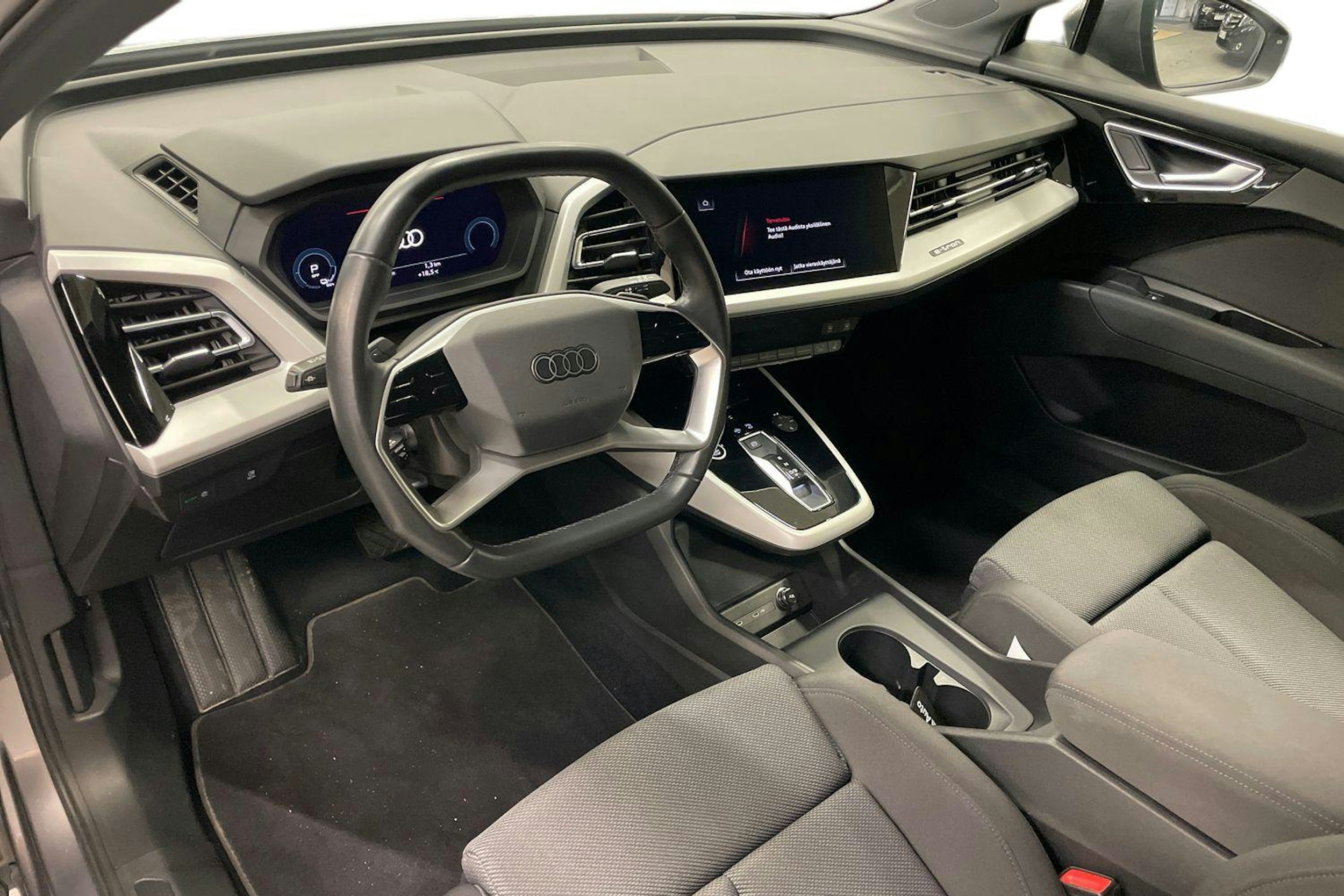 Harmaa Audi Q4 e-tron 2022 kuva 6.