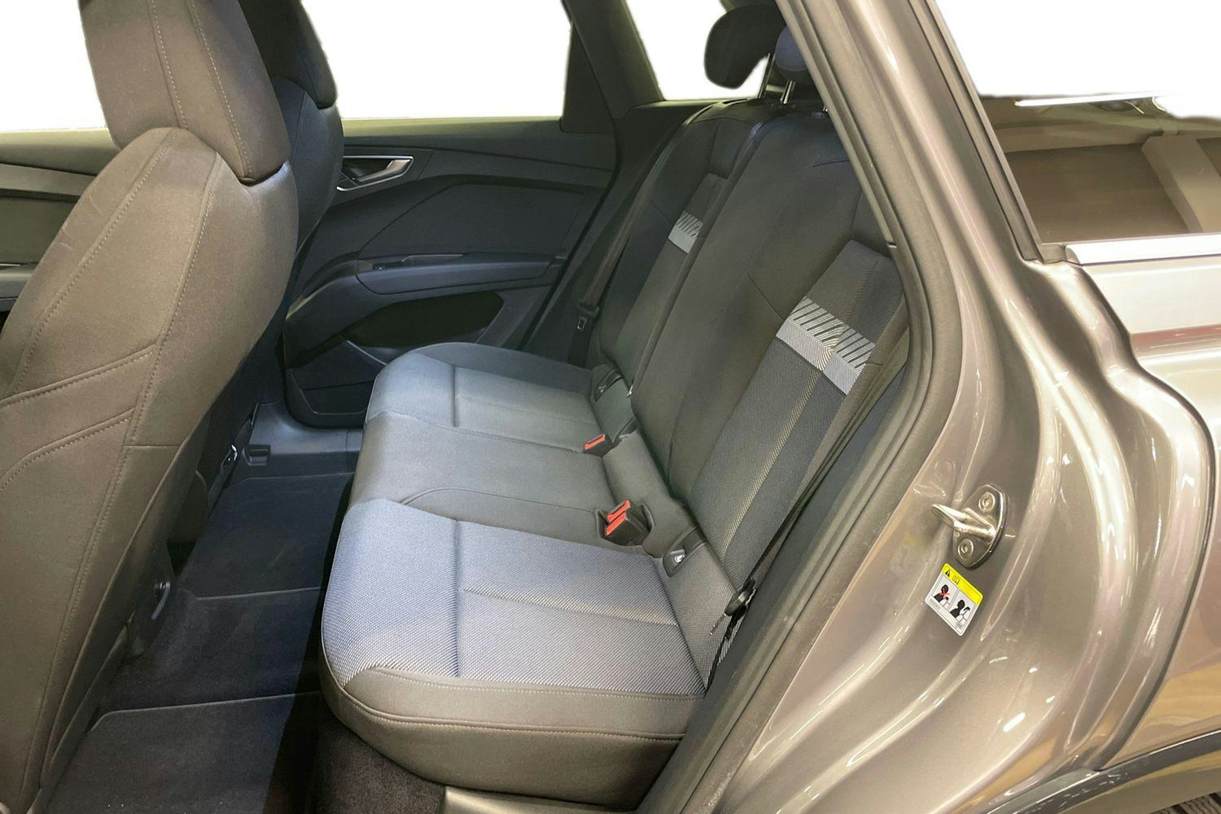 Harmaa Audi Q4 e-tron 2022 kuva 8.