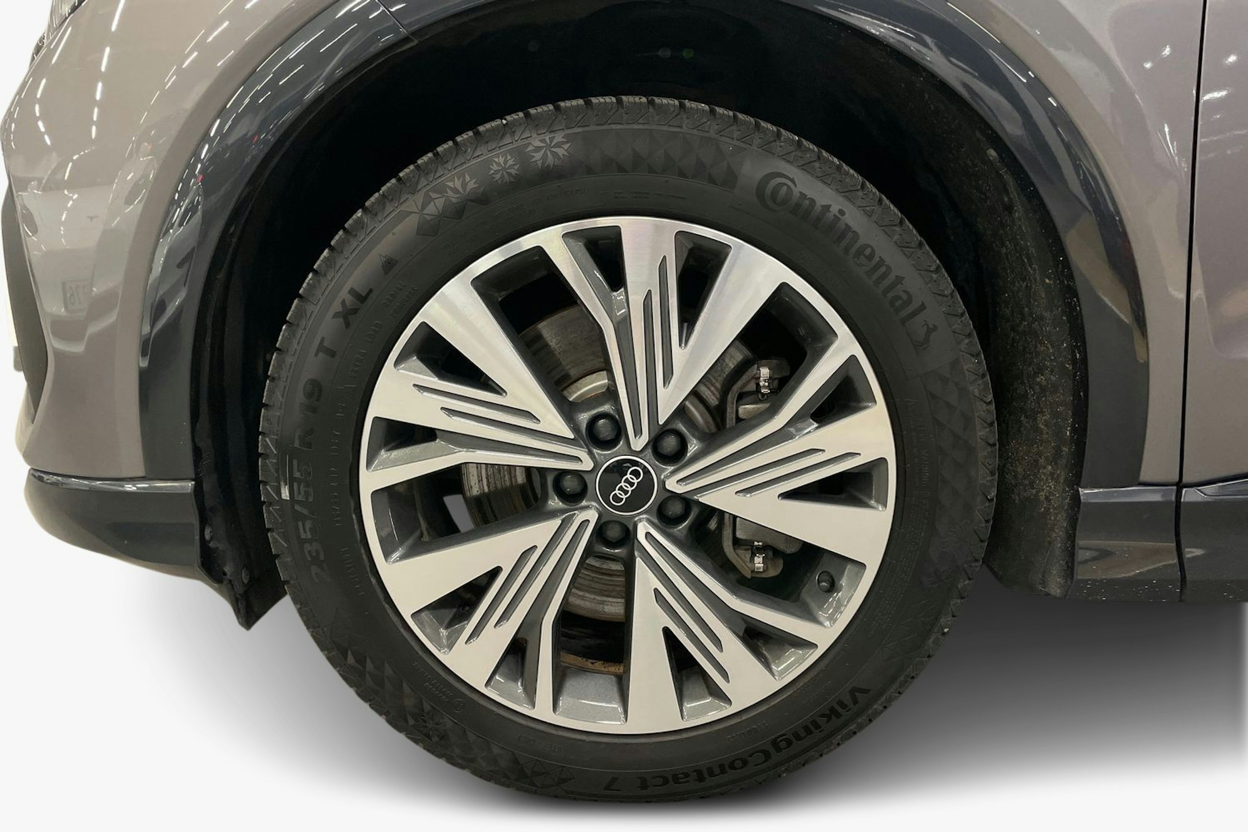 Harmaa Audi Q4 e-tron 2022 kuva 9.