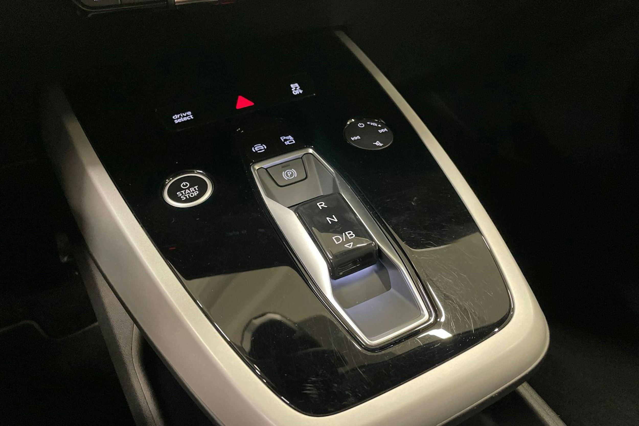 Harmaa Audi Q4 e-tron 2022 kuva 17.