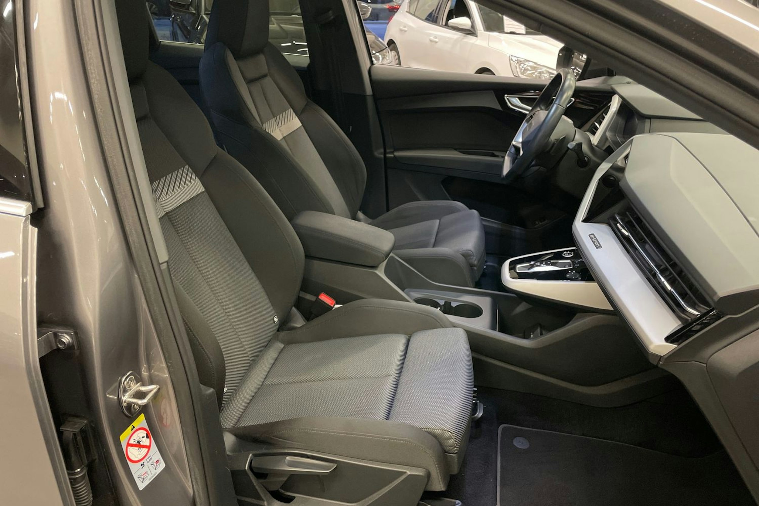 Harmaa Audi Q4 e-tron 2022 kuva 19.