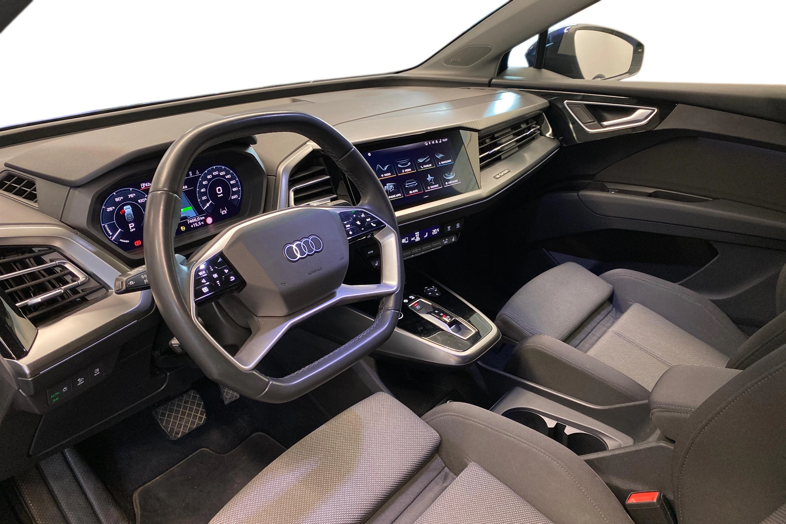 sininen Audi Q4 e-tron 2022 kuva 8.