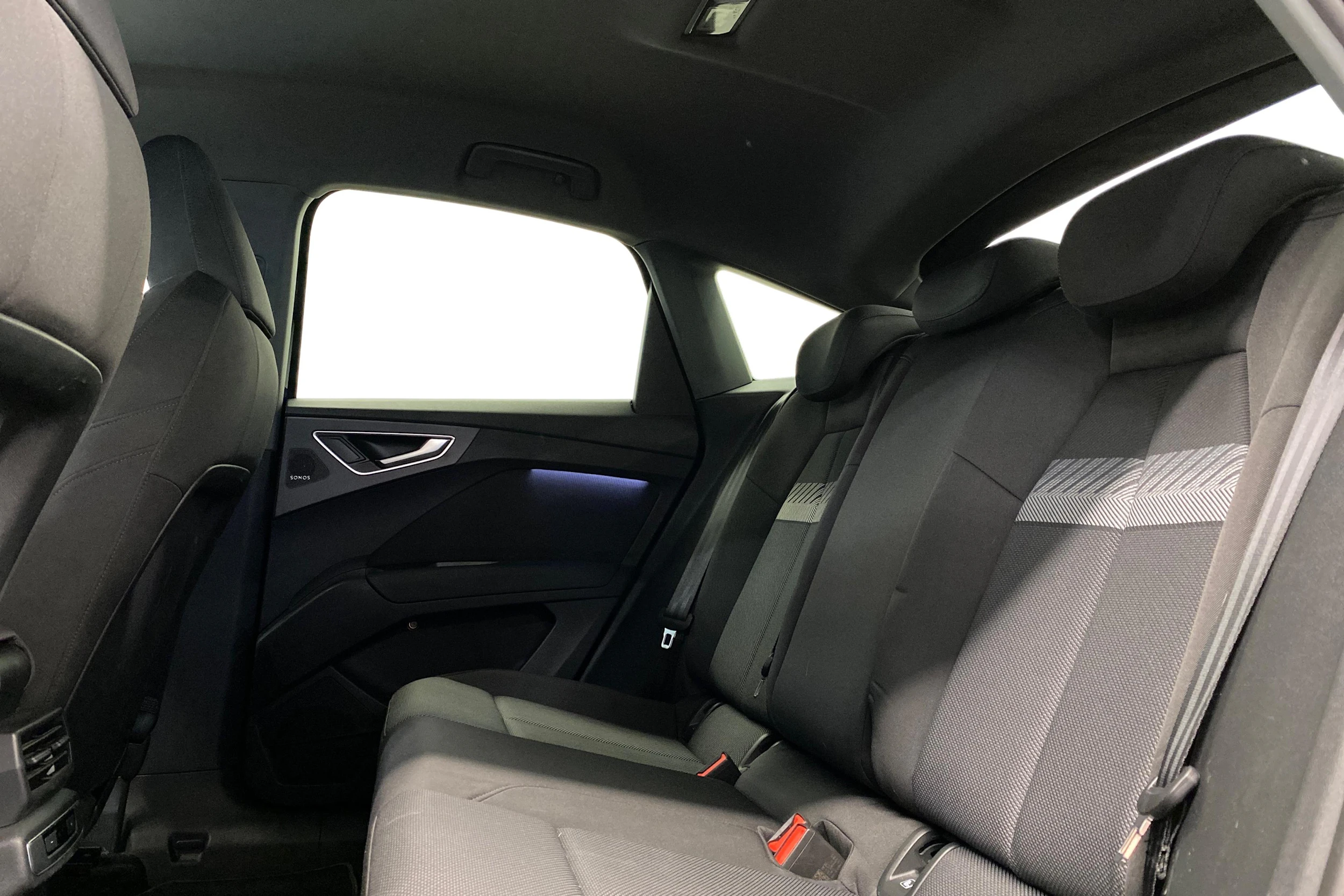 sininen Audi Q4 e-tron 2022 kuva 11.