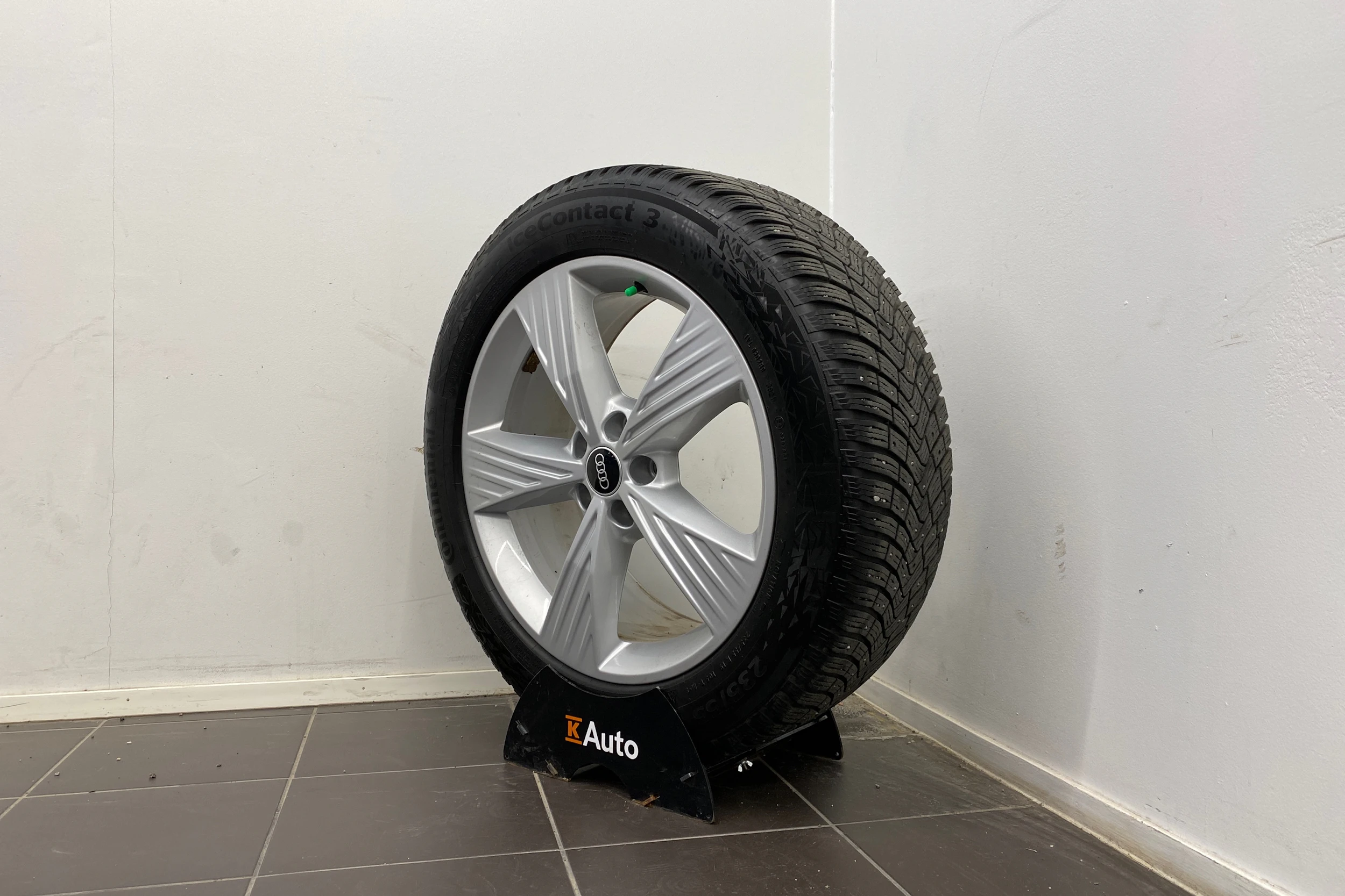 sininen Audi Q4 e-tron 2022 kuva 13.