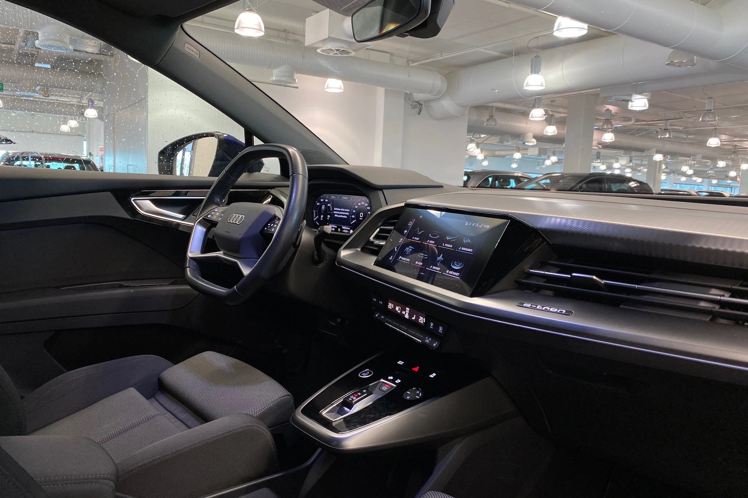 sininen Audi Q4 e-tron 2022 kuva 18.