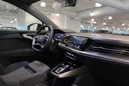 sininen Audi Q4 e-tron 2022 kuva 18.