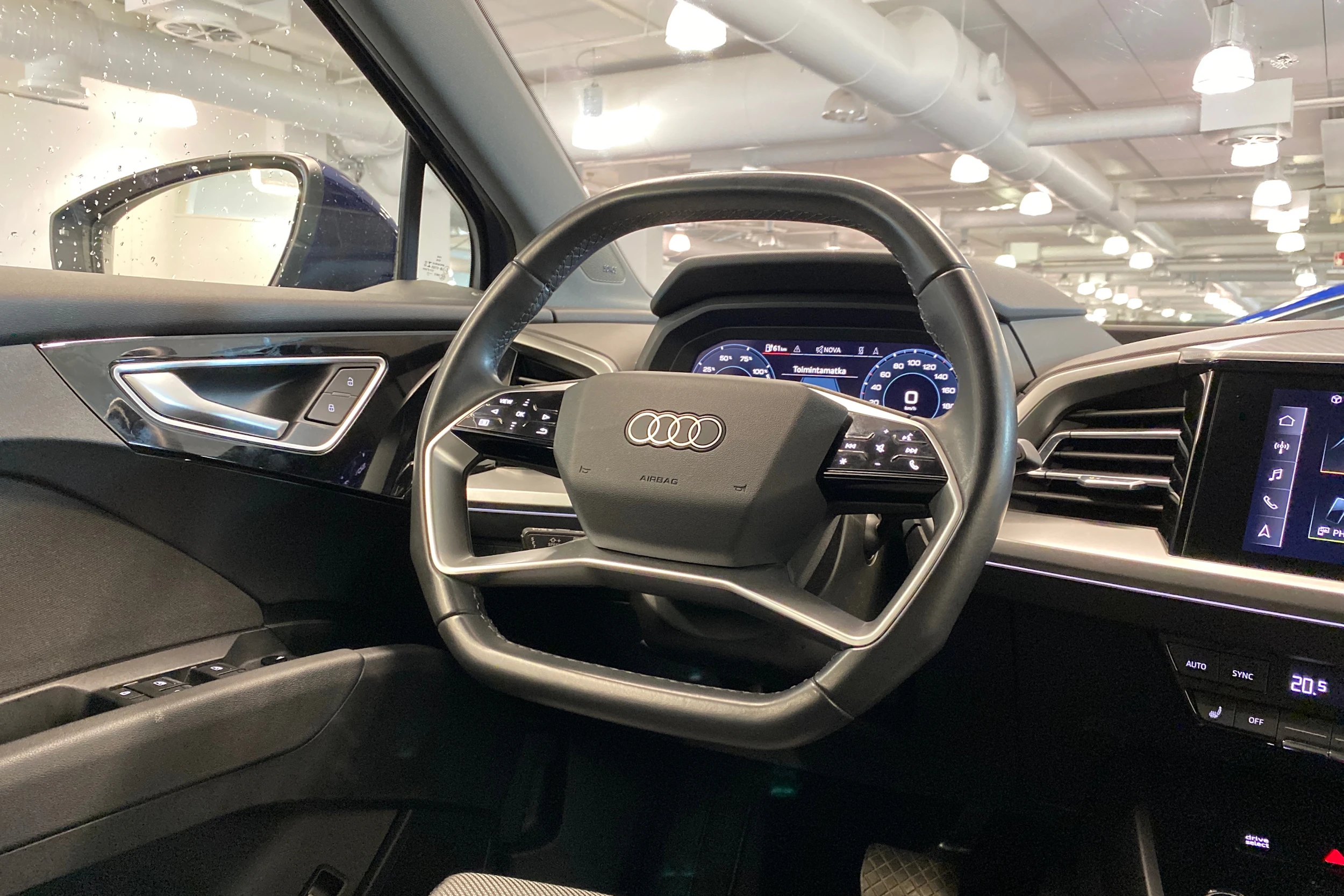 sininen Audi Q4 e-tron 2022 kuva 20.