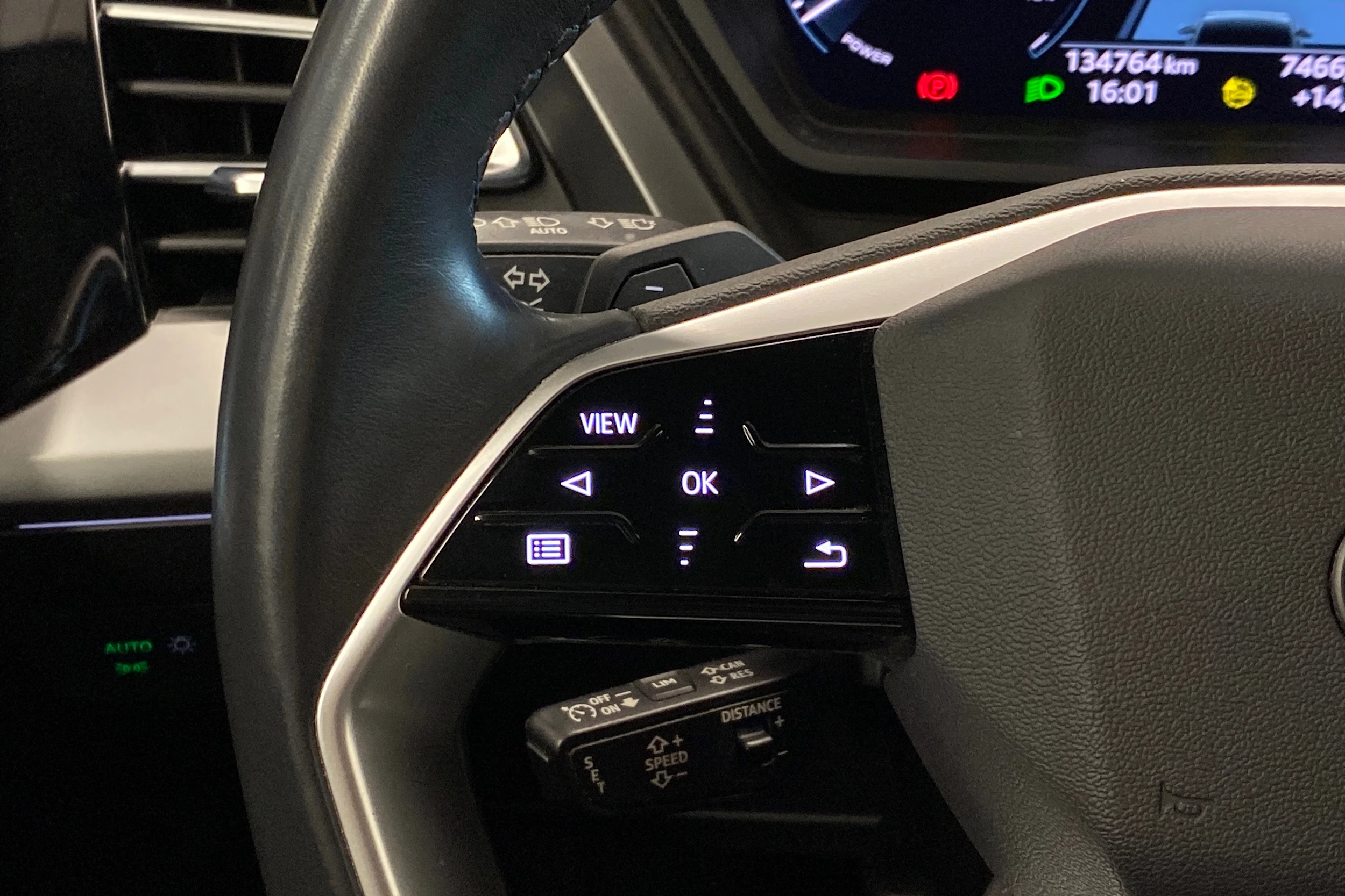 sininen Audi Q4 e-tron 2022 kuva 21.