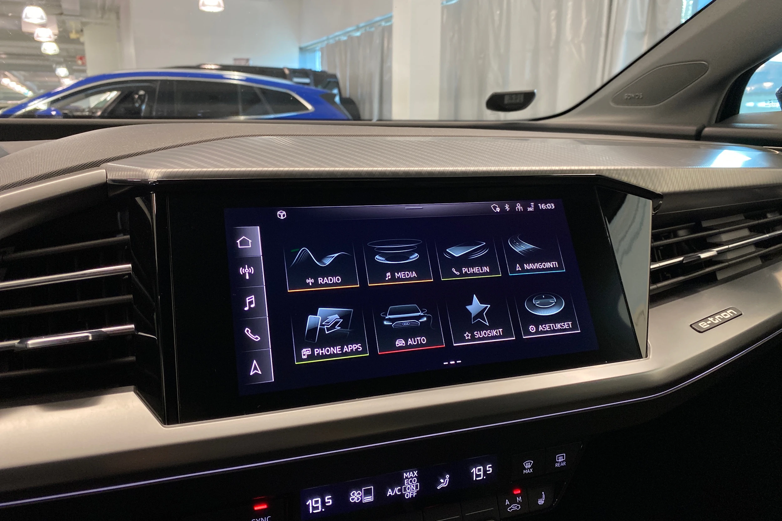 sininen Audi Q4 e-tron 2022 kuva 30.