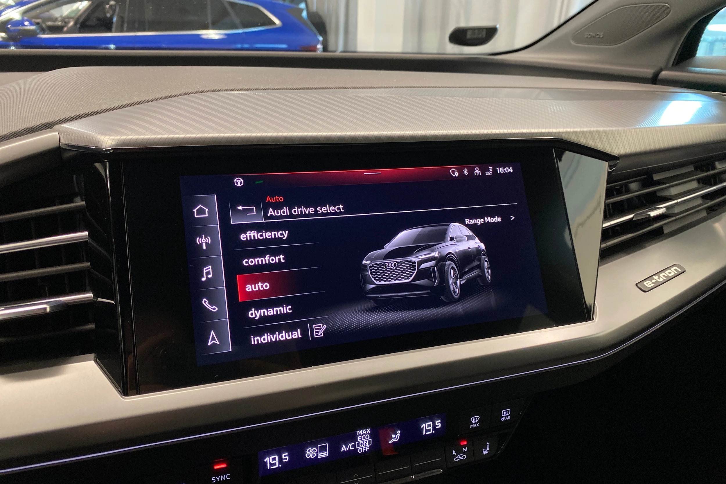 sininen Audi Q4 e-tron 2022 kuva 32.