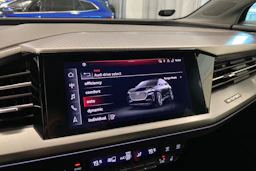 sininen Audi Q4 e-tron 2022 kuva 32.