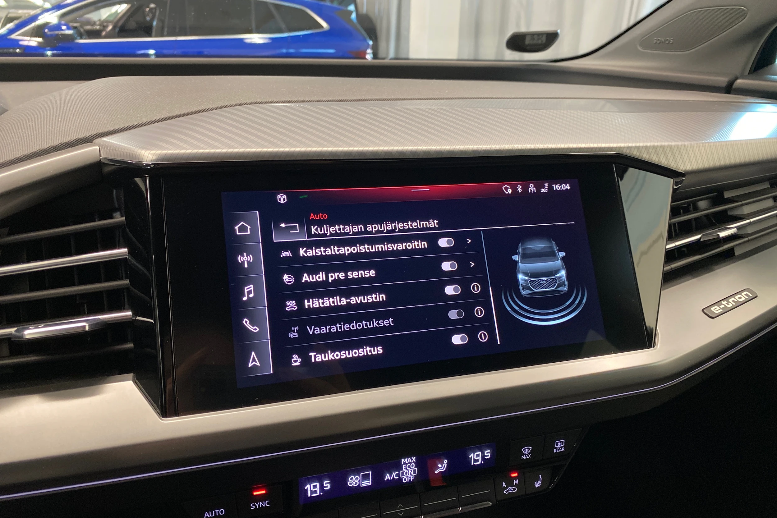 sininen Audi Q4 e-tron 2022 kuva 34.
