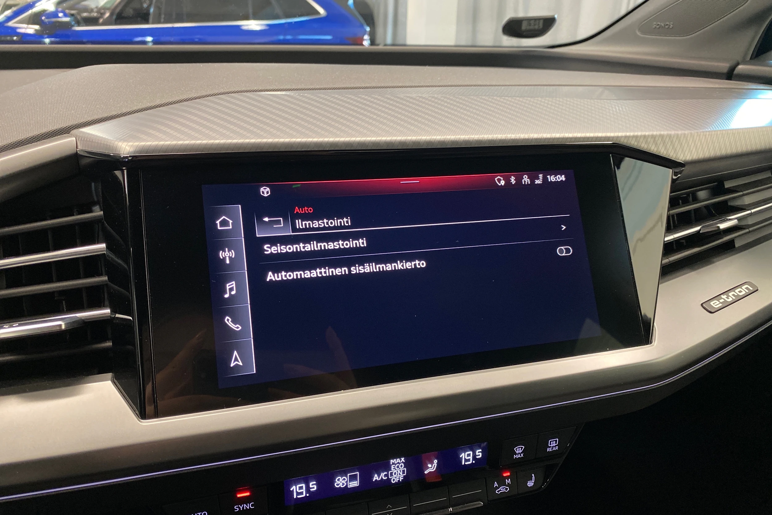 sininen Audi Q4 e-tron 2022 kuva 35.