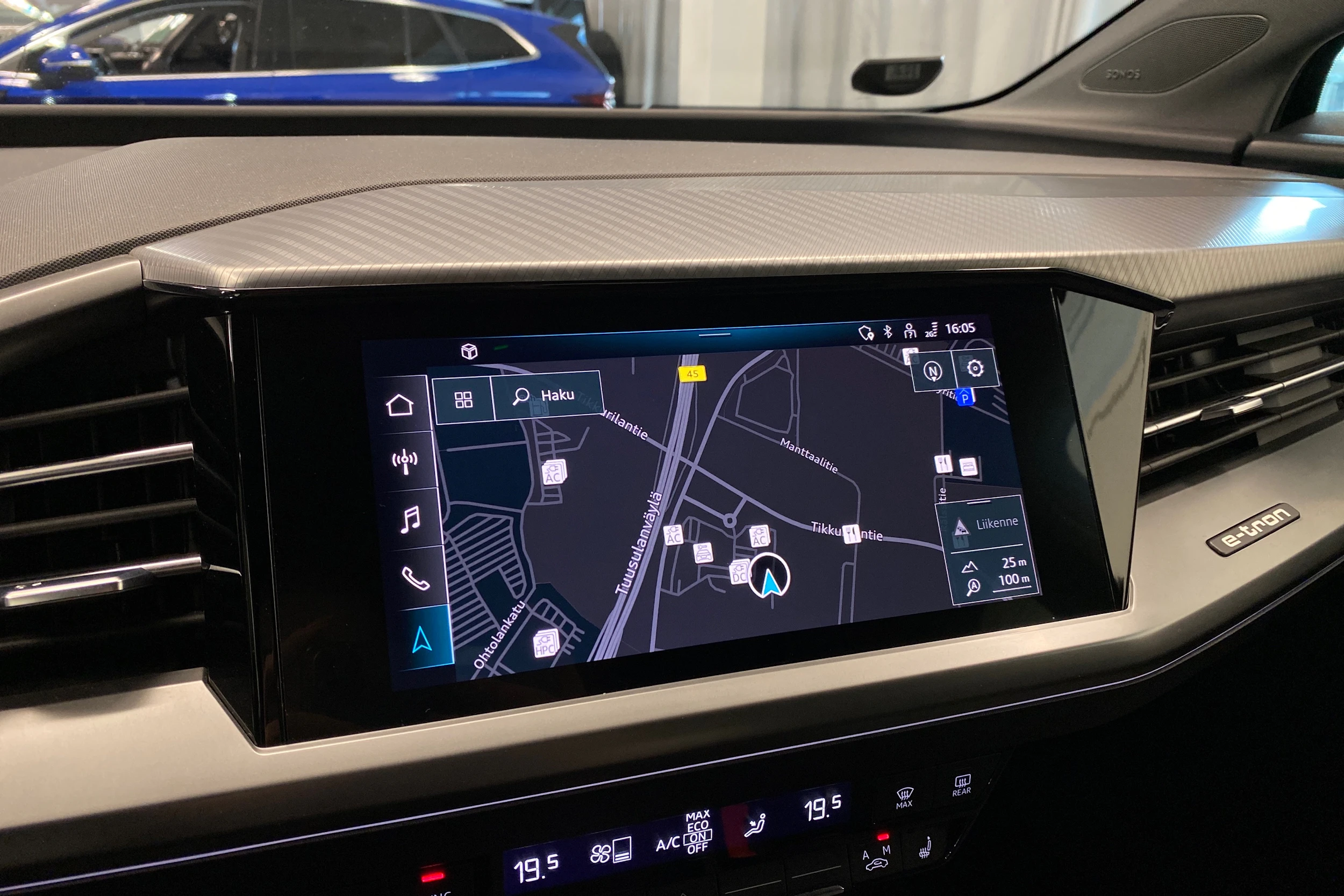 sininen Audi Q4 e-tron 2022 kuva 36.