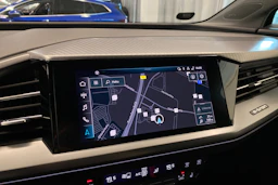 sininen Audi Q4 e-tron 2022 kuva 36.