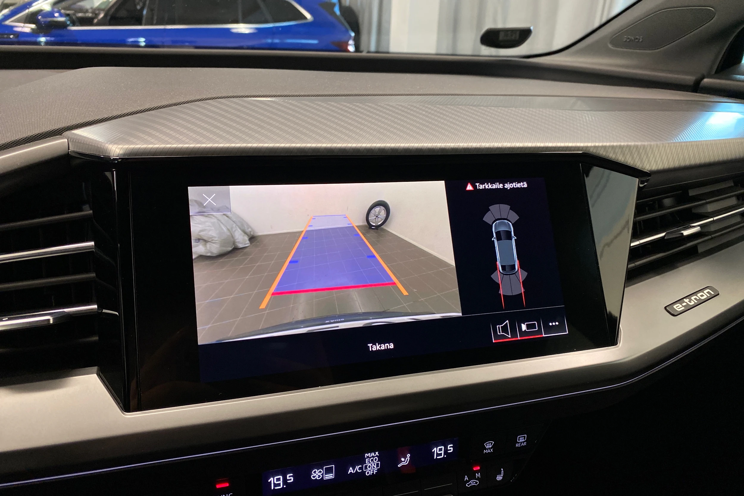 sininen Audi Q4 e-tron 2022 kuva 37.