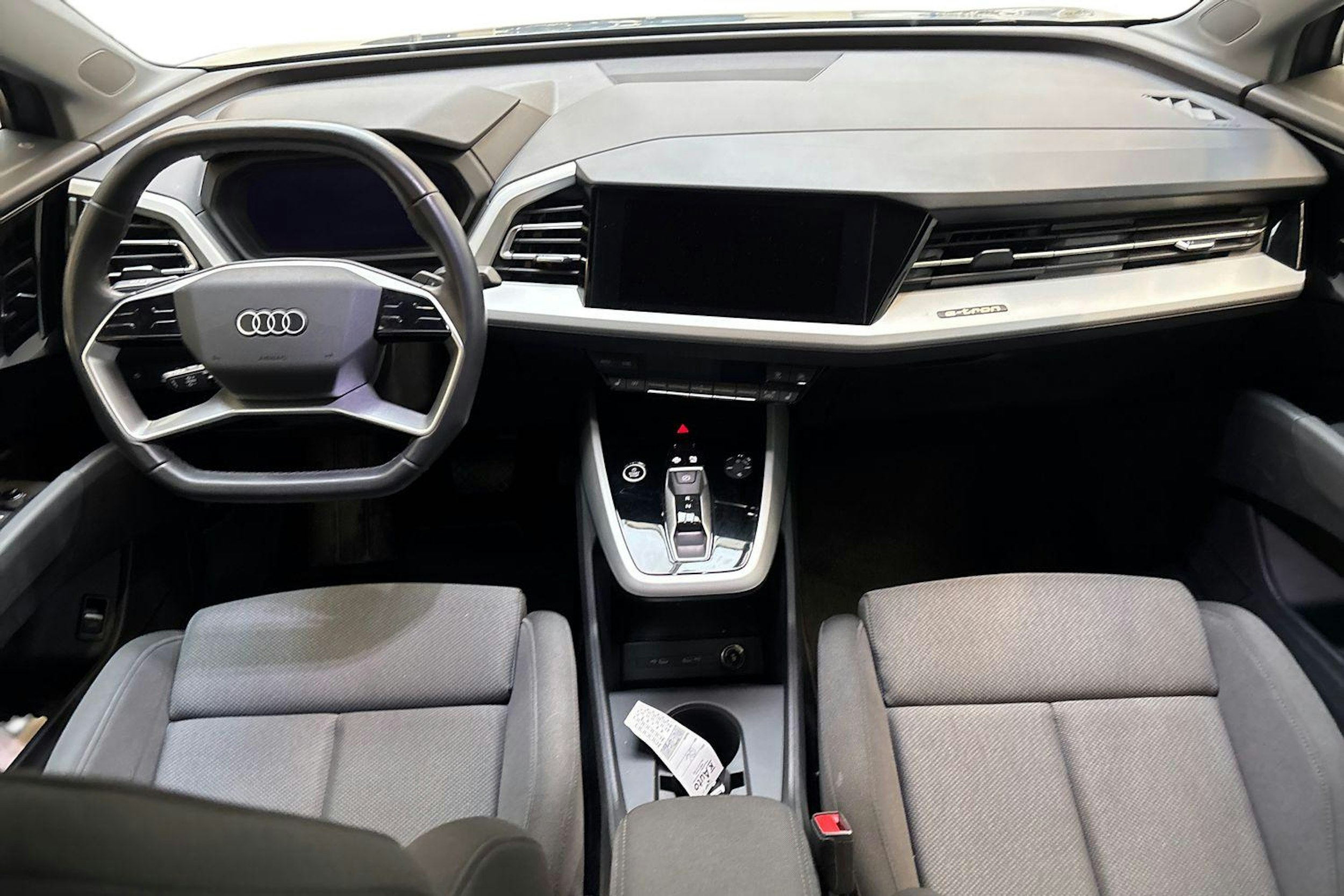 sininen Audi Q4 e-tron 2022 kuva 9.