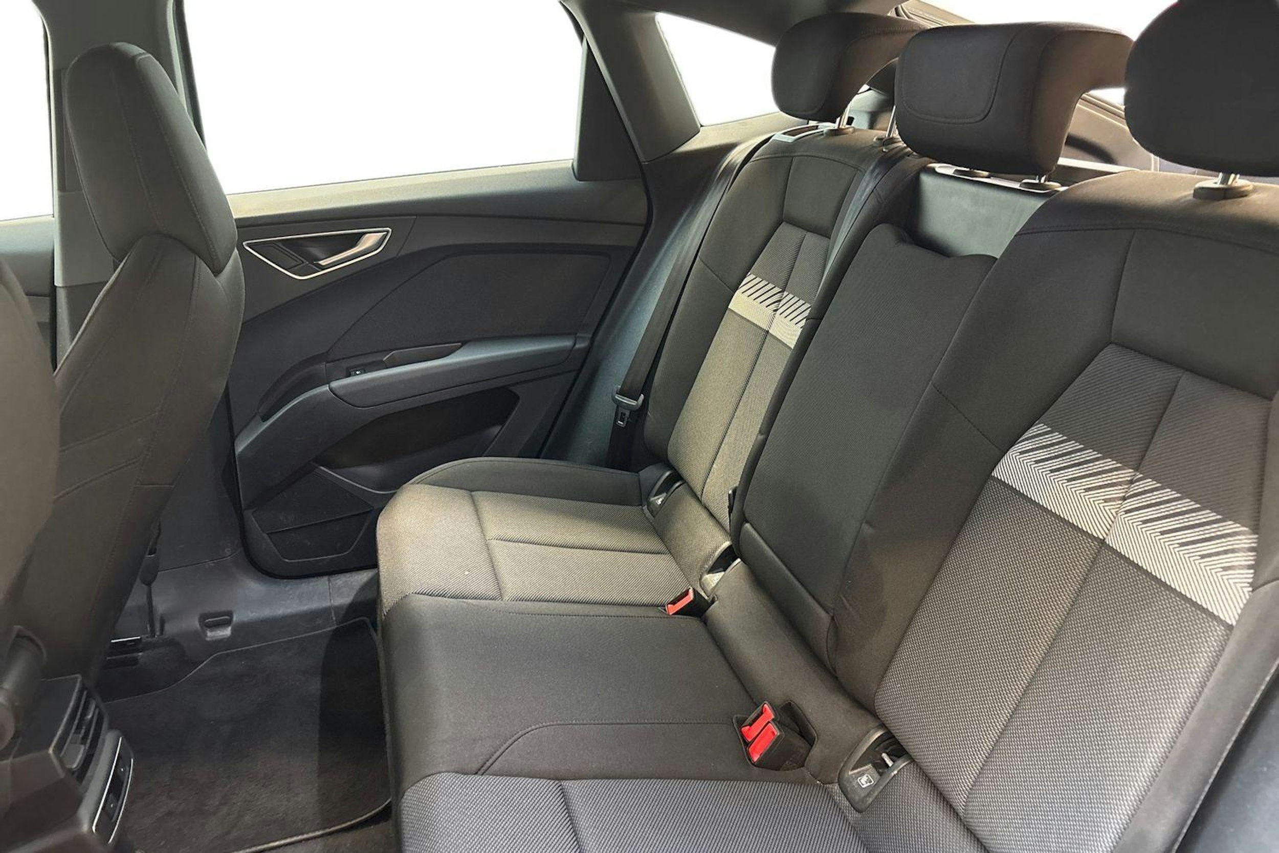 sininen Audi Q4 e-tron 2022 kuva 10.