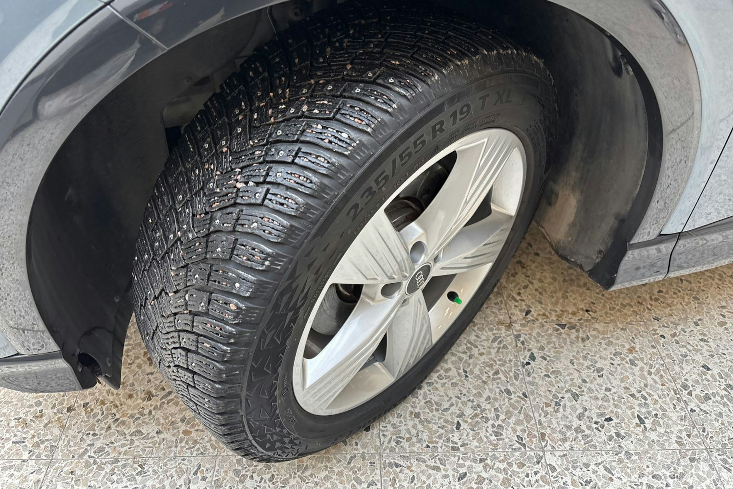 sininen Audi Q4 e-tron 2022 kuva 13.