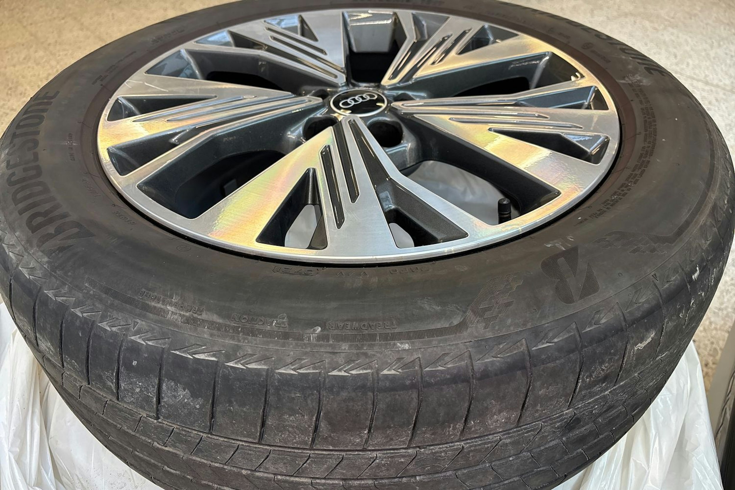 sininen Audi Q4 e-tron 2022 kuva 14.